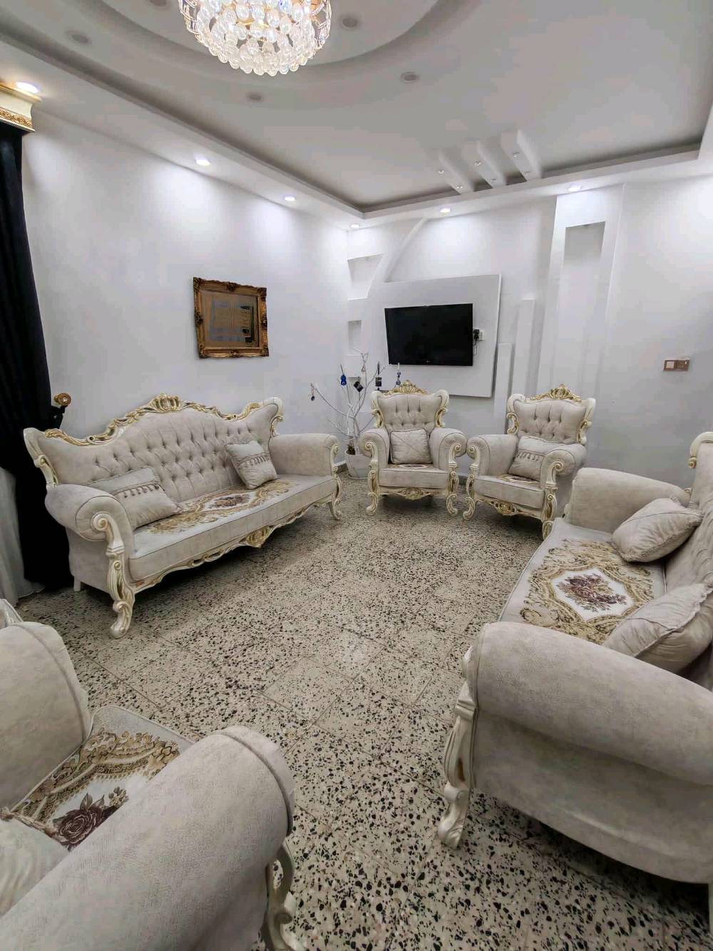 قنفات رئاسي اخو الجديد ٦ قطعه اي عيب ما بيها سعر مليون ٣٠٠ بيها مجال 