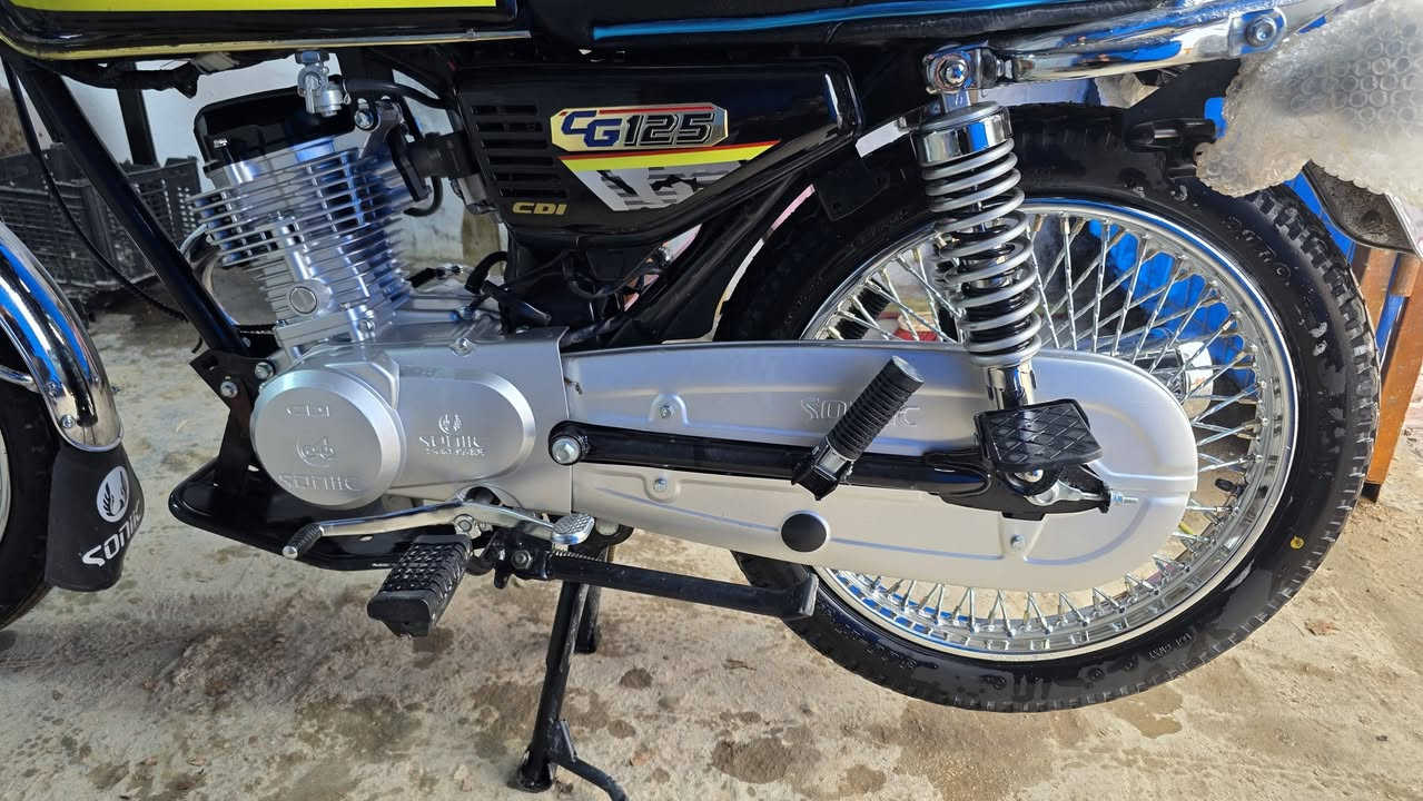 سولنك موديل ٢٤ ماشي ٢٠٠٠ ماصار شهر من مشدود ٤ كير يرهم بيع ويرهم مراوس
الماطور بعده عله وضع الشركه اسبانه ماممدوده علي 
ويا ٣ سويجات واوراق كامله 
واي استفسار هاذا رقمي ***********
