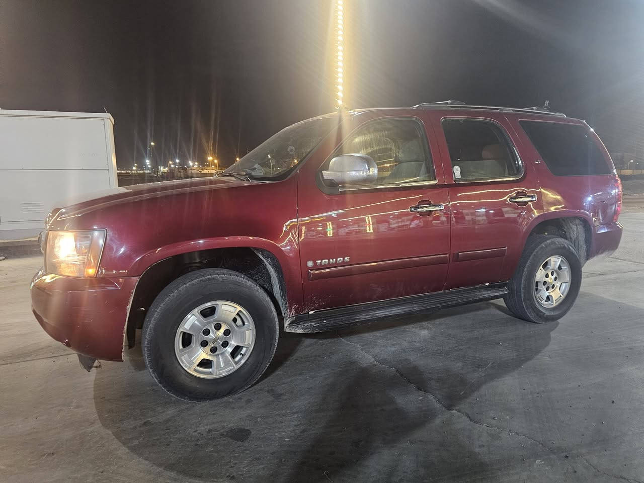 تاهو اصولي تحويل ثاني يوم سنويه جديده  بأسمي الموديل 2008 وارد خليجي لون احمر مميز داخل لونين بيه مكانات صبغ كفاله من ضربه وتبديل سياره جديده بمعنى الكلمة تخبل وجاهزه من كل النواحي تبريد+ تدفئه طخم تاير كواتم ابلاد   السعر 147$ بيها مجال بسيط الشراي يتصل ***********
