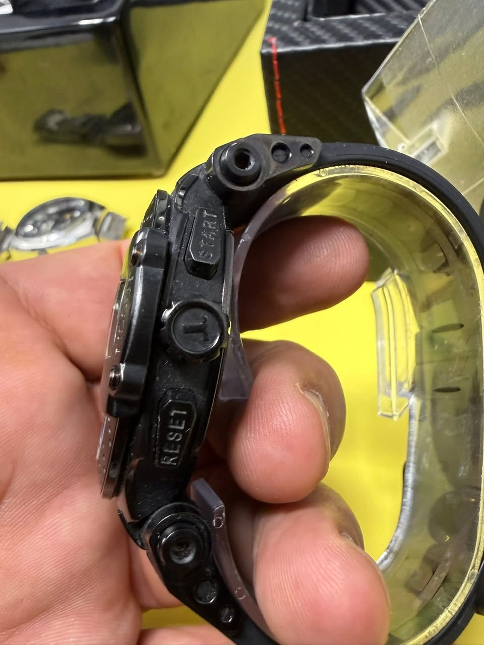 لأصحاب الذوق الرياضي والفخم! 🔥
ساعة تيسو تي-ريس أصلية Tissot T-Race Chronograph Black للبيع 🏁⌚الإصدار: الطبعة الرياضية باللون الأسود الكامل (Full Black) المستوحاة من سباقات الدراجات النارية (MotoGP).الصناعة: سويسري أصلي 100% (Swiss Made) 🇨🇭.المواصفات: زجاج سافير ياقوتي ضد الخدش مع عدسة مكبرة للتاريخ، هيكل مطلي PVD أسود مقاوم، كرونوغراف كامل، ومقياس سرعة (Tachymeter).الحالة: مستعملة بحالة نظيفة جداً، الماكينة والعقارب والعدادات كلها تعمل بدقة الوكالة وبانتظام.السير: ربل (مطاطي) رياضي مريح وفخم.السعر: (300$) (قابل للتفاوض البسيط جداً بعد المعاينة).


**إذا كنت صاحب هذا الإعلان وتريد حذفه لأي سبب، رجاءا أرسل رسالة إلى الدعم الفني**