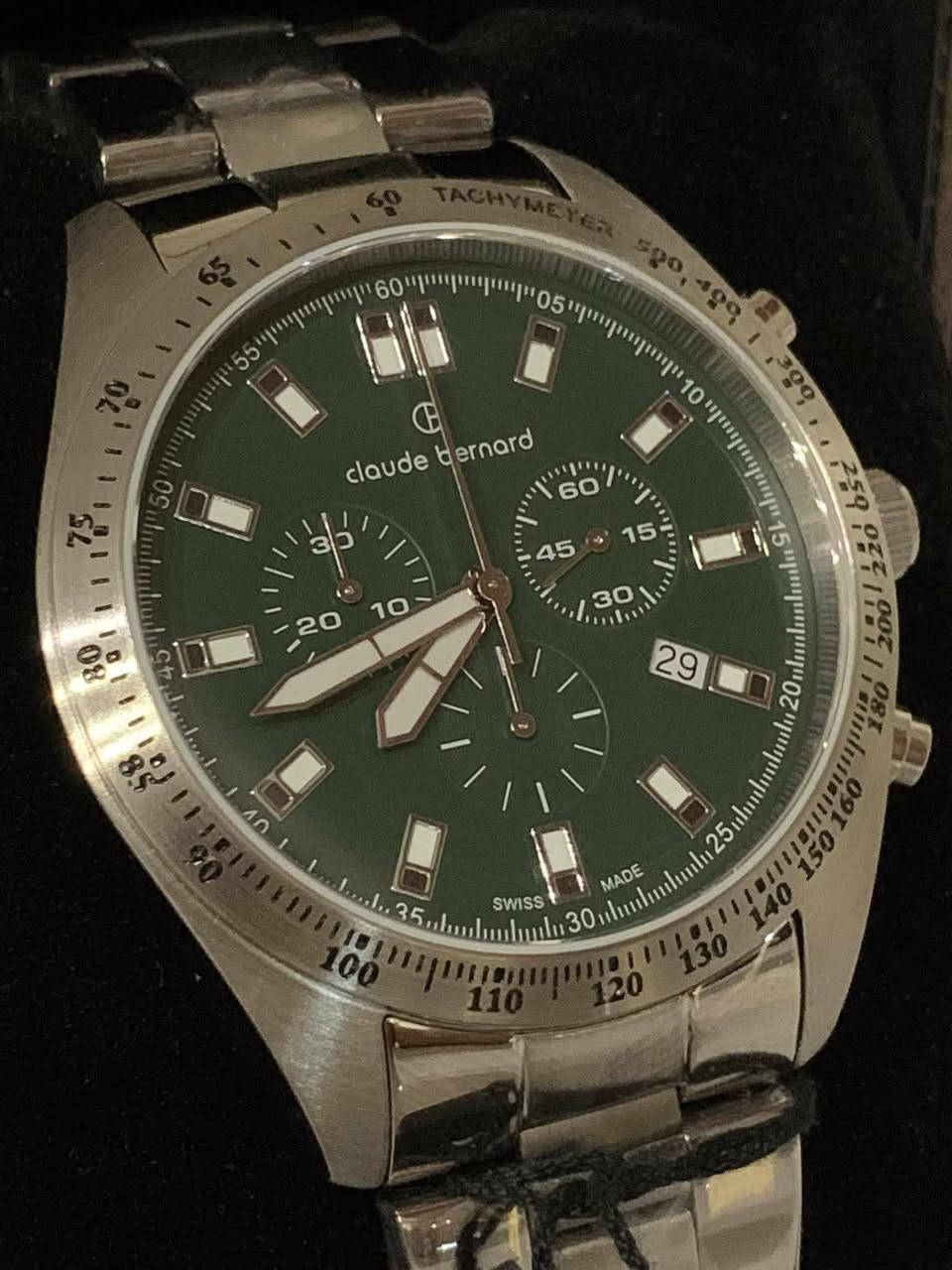 السلام عليكم.....
ساعة CLAUDE BERNARD سويسري اصلي بطارية 
ستوب وج 
كرونوكراف 
نافذة للعرض التاريخ 
سناتر شغالة 
أميال وارقام فسفوري 
القطر ٤٤
مقاوم للماء ٥٠م 
سنتر ثواني ثانوي 
سير حديد ستانلس ستيل قفل فراشة معلم 
جديد غير مستعمل مع العلبة الأصلية وبطاقة الضمان 
السعر ١٤٠$
يوجد توصيل ***********
