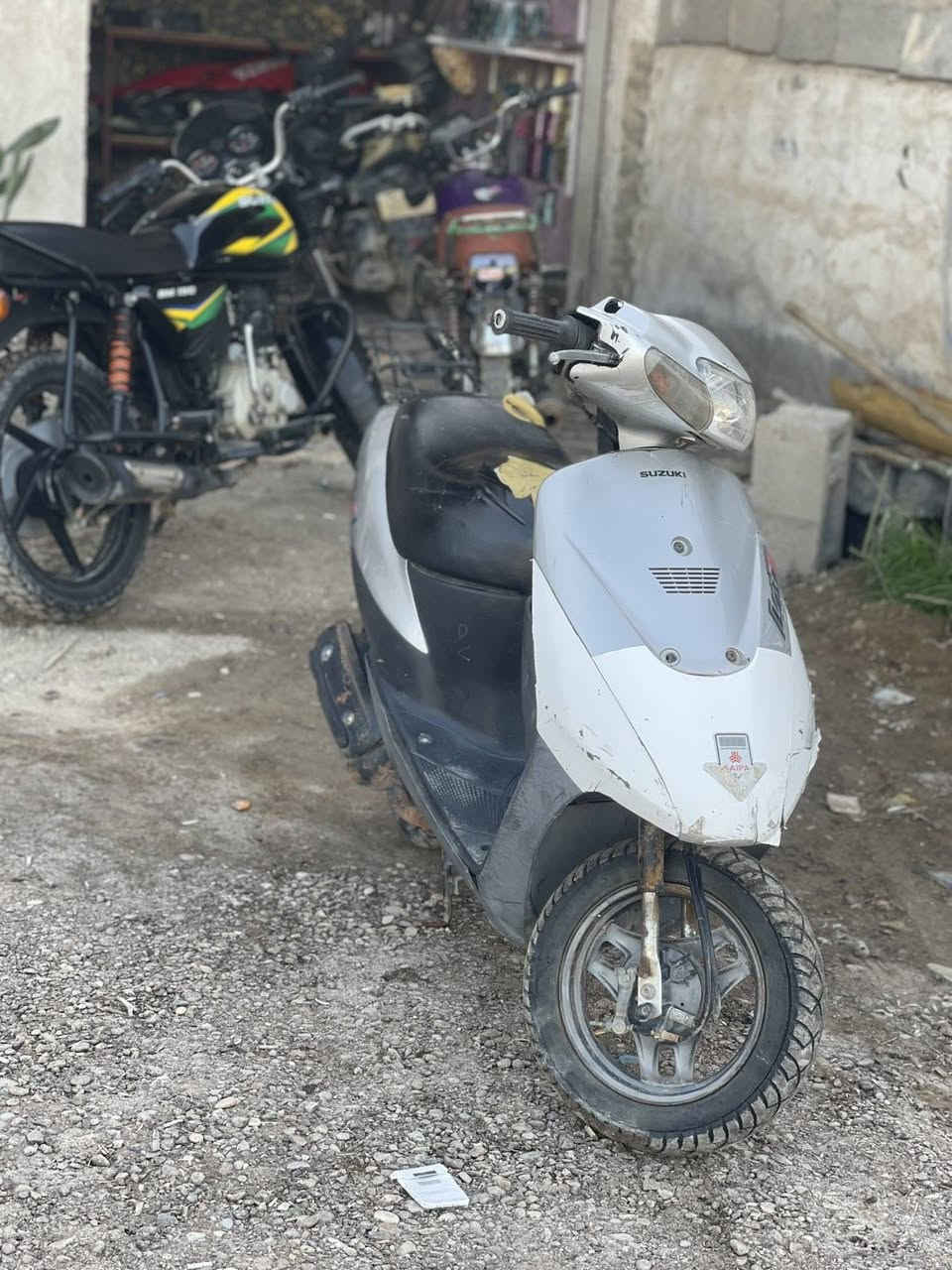 سلام عليكم دراجه سازوكي جديده مامفتوحه دراجه بيه نقص بسيط سعر ٢٧٥ وبيه مجال مكاني ديالئ الخالص رقم ***********
