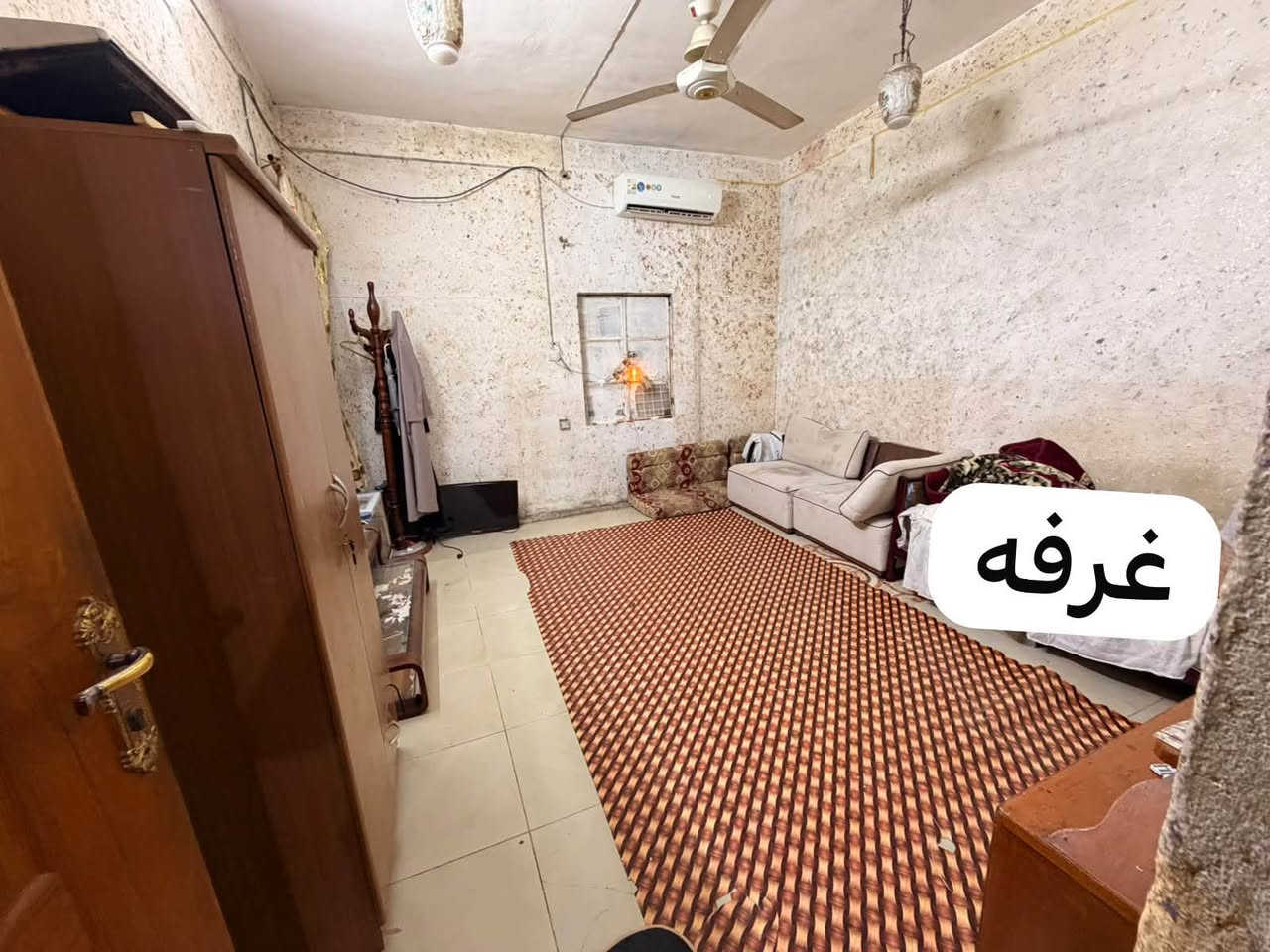 سلام عليكم 
بيت البيع قبله اربع تلاف بسايدين الطب العدلي على شارع كلش طابو صرف بيت ورثه 
مساحه البيت 200 متر بناء قديم يصبح قطعه 
(طارمه وهول ودوانيه وهول جبير وغرفتين كبار ومطبخ وحمام داخل وحمام خارجي ومنور داير البيت )
استفسار على رقم ***********
وتساب ***********
