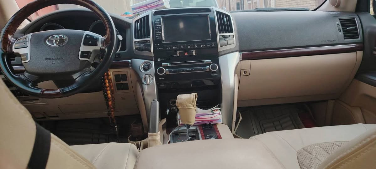 لاندكروز فكسار ٢٠١٤ رقم بصره بسمي..  محرك ٨ سلندر ٤٧٠٠ فول مواصفات أعلى فئه.. كفاله عامه من عدا الدعاميات.. سونار مرفق.. ماشيه ٢٥٠.. بيع او مراوس بسياره عاليه اقل.. التواصل خاص او واتساب ***********
