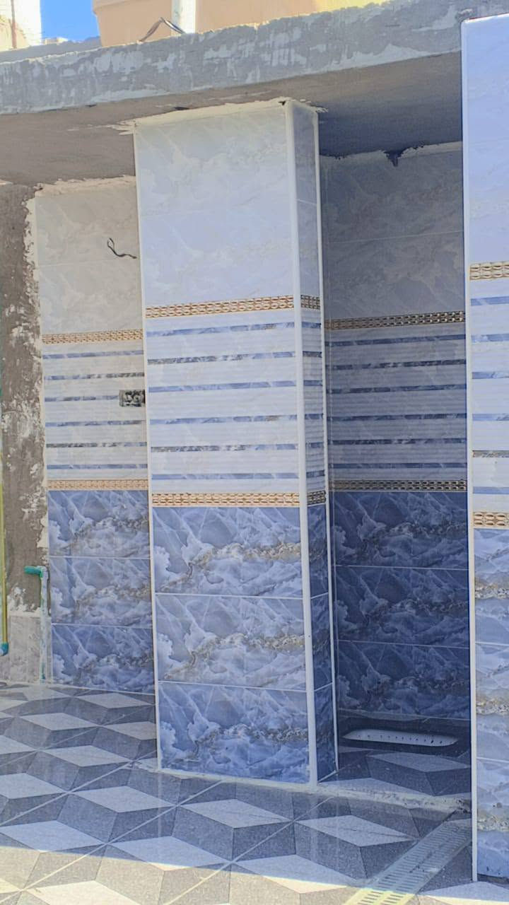 السلام عليكم خلفة سيراميك الارضية المتر 5 والجدران 7 متواجد خاص واتساب بعقوية ***********
