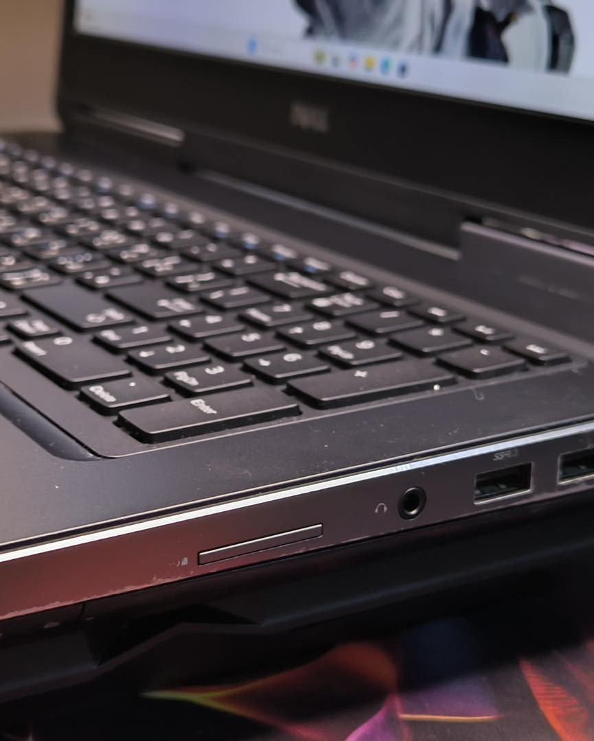 هذا إعلان مرتب وجاهز للنشر 👇

⸻

🔥 عروض العيد من لابتوبيا 🔥

💻 Dell Precision 7710
محطة عمل قوية للأعمال الثقيلة والتصميم 👌

🔹 المعالج: Core i7 الجيل السادس HQ
🔹 الرام: 8GB DDR4 (قابل للتطوير)
🔹 التخزين: 256GB SSD (قابل للتطوير)
🔹 الشاشة: 17.3 بوصة FHD
🔹 كرت شاشة داخلي: Intel 4GB
🔹 كرت شاشة خارجي: NVIDIA 4GB
🔹 كيبورد: عربي + إنكليزي (ستيكر)

💰 السعر: 350,000 دينار فقط

✨ مناسب للتصميم، المونتاج، والبرامج الثقيلة

⸻

📍 لابتوبيا
📞 واتساب: 0782 219 0781

✔️ ضمان شهر بعد الاستلام
✔️ فحص أمام المندوب
✔️ توصيل سريع خلال 24 ساعة
✔️ تغليف احترافي
✔️ ملحقات كاملة (حقيبة + ماوس + ماوس باد + شاحن أصلي)
✔️ نظافة عالية

📍 موقعنا: بغداد - الأمين الثانية - شارع النواب

⸻

📢 لا تفوّت عروض العيد! الكمية محدودة 🔥
