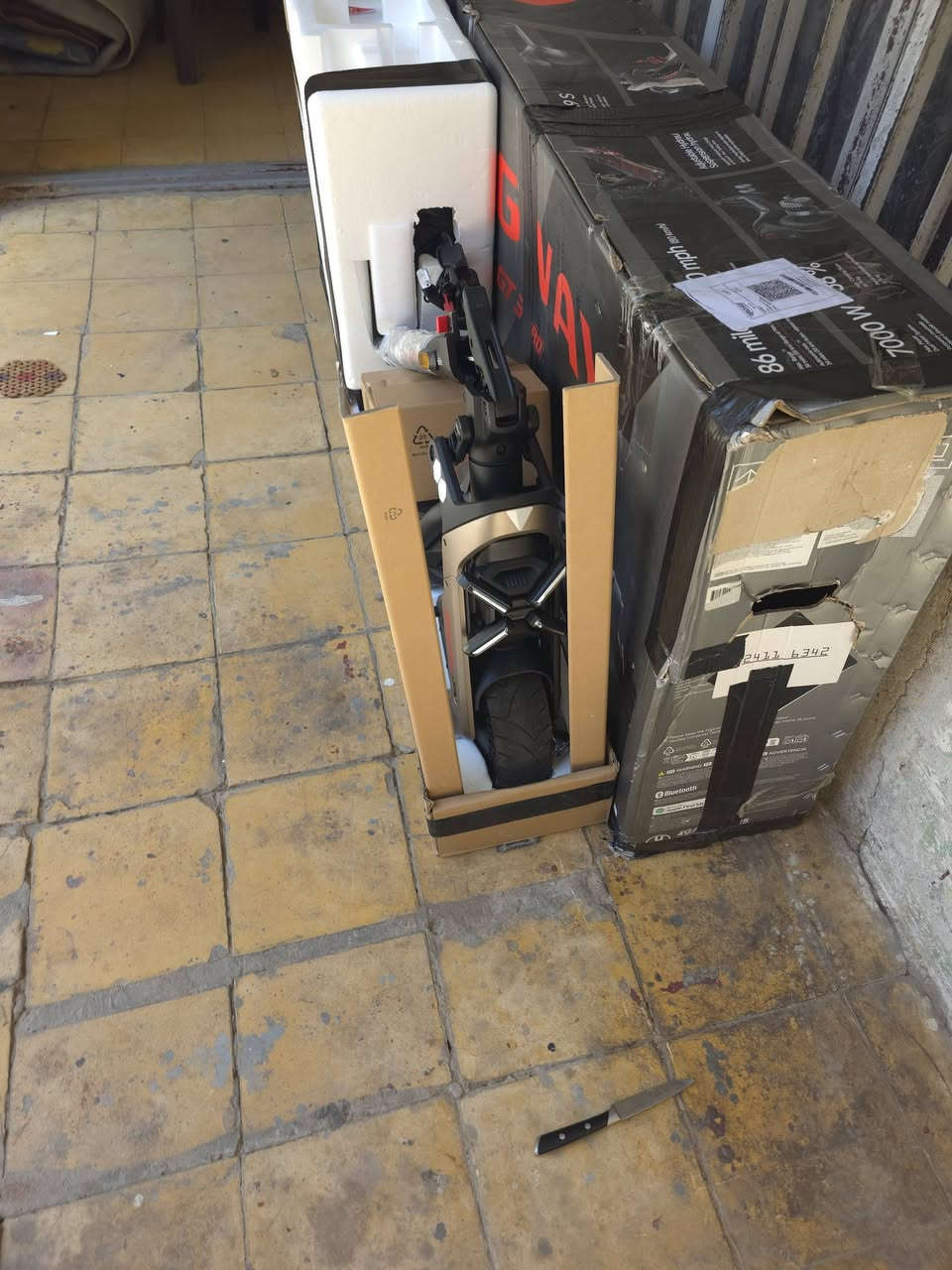 السلام عليكم  من رخصة الادمن
عندي هذه السكوتر SEGWAY
E-Scooter Superscooter GT3 Pro
80 km/h, (Smart TFT Display, 1700W*2 Motoren, 11-Zoll Reifen, IPX6), mit 80 km/h, 138 km Eco Modus Reichweite, 150 kg Tragfähigkeit اسكوتر SEGWAY
E-Scooter Superscooter GT3 Pro 
1 - اناره فوول لد 
2 - عالي ناصي سكن دبل إشارة    لد ثلجي زينون 
 3 - دبل محرك W1700 امامي خلفي المجموعة 3400 W 
4 - ابريك ABS قرص دسكات هيدروليك أصلي 
5 - حجم التاير 11 جوبلس 
6 - دبلات امامي خلفي 
7 - نظام كير اوتوماتيك  
8 - قفل مثبت سرعة 
9 - شاشة بيها كل البيانات 
10 - يقطع في الشحنه الواحده 140 km 
11 - السرعة القصوى 80 
12 - حماله حقيبه او كيس تتحمل 60 كيلو 
13 - شاحن سريع مع جميع رؤوس الكيبل يعني يرهم على اي نقطة عندك بالبيت


**إذا كنت صاحب هذا الإعلان وتريد حذفه لأي سبب، رجاءا أرسل رسالة إلى الدعم الفني**