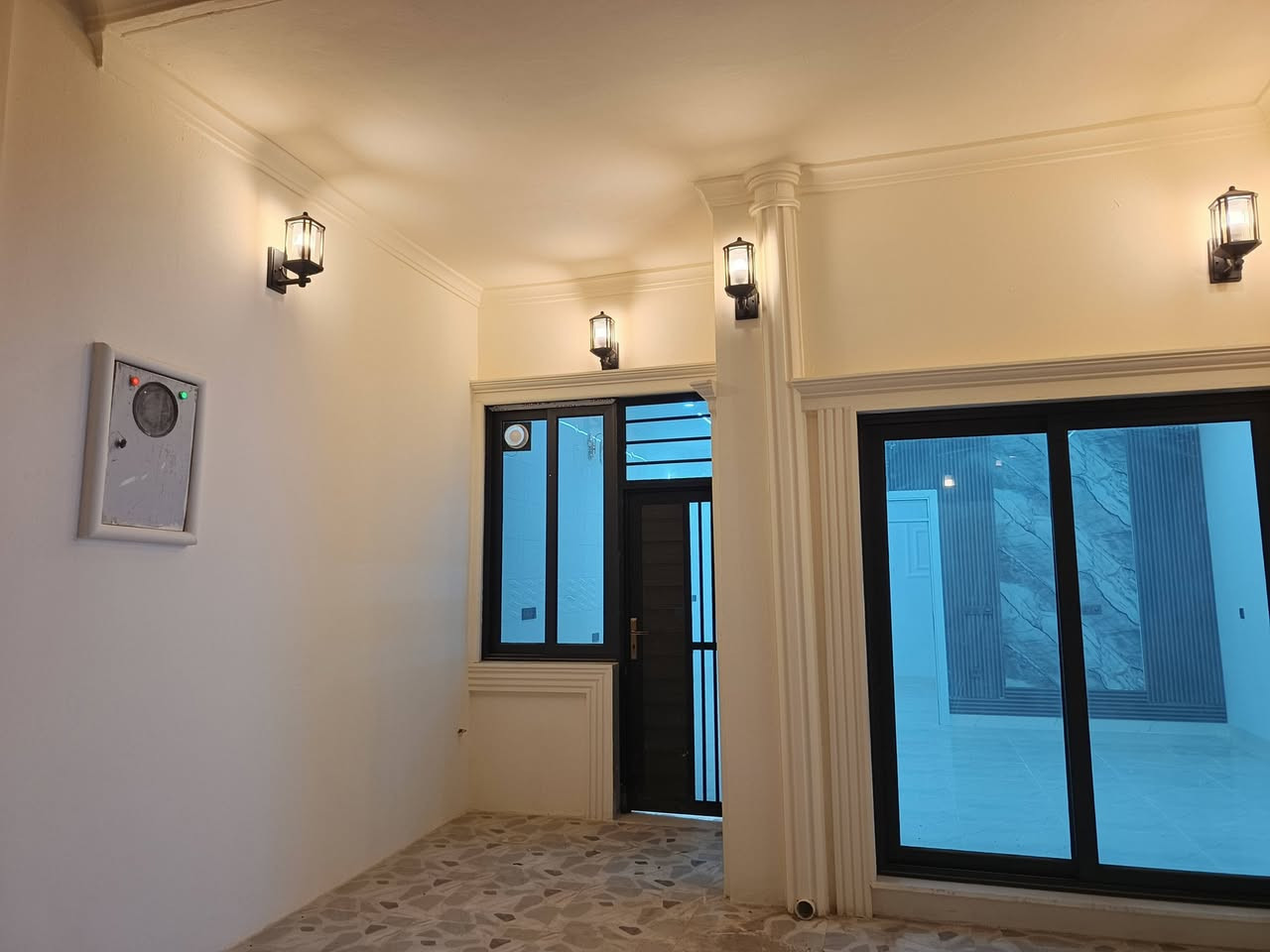 دارين للبيع👈 المساحة كل دار 150 متر
كل دار طابقين منعزل 👈الطابق الاول نفس مواصفات الطابق الثاني 
العنوان : القادسية الأولى قرب معهد ستار 
طابو صرف بأسم شخص واحد ، كل دار يصلح لعائلتين 
سعى كل دار ١٨٠ مليون مع مجال، 
علما المعاملة مع صاحب الدار مباشرتا.. 
للأستفسار : مراجعة مكتب المباني للعقارات والمقاولات العامة 
او الإتصال على الأرقام التالية : 
***********0 محمد ابو جنيد 
*********** 
*********** أحمد 
عنوان مكتبنا : حي العسكري مقابل جامع المعراج 
نتشرف بزيارتكم للمكتبنا واستقبل كافة عرضاتكم تجاري وسكني في كافة أنحاء محافظة كركوك
