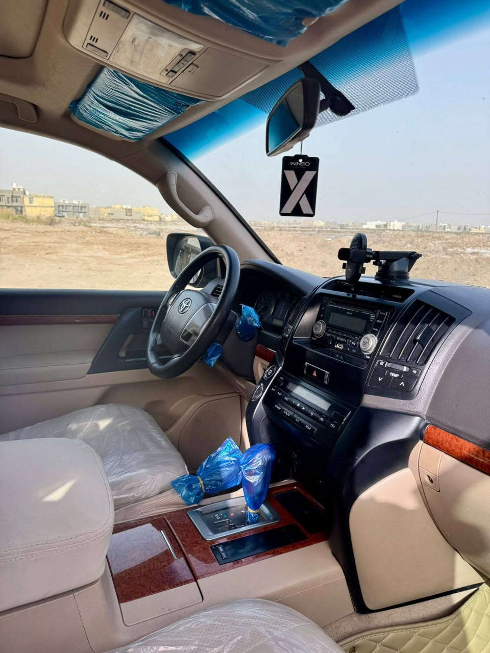 لاندكروز بريم موديل ٢٠١٢
سيارة جديدة كله وكالة 
ماشيه ١٢٥ الاف 
مكان سيارة كوت مركز المدينة 
سعر ٣٥٥
***********
