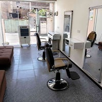 مطلوب حلاق من سكنة الشعب او المناطق القريبه 07725850882