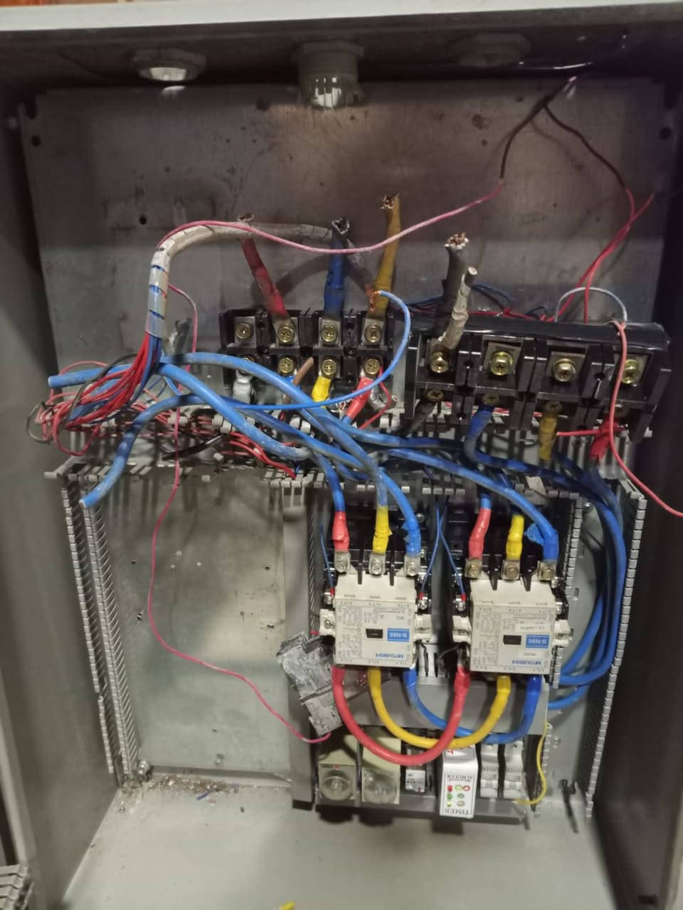 بنل كهرباء للبيع عدد 2
العنوان حي الخضراء مقابل معهد النفط
للإستفسار الاتصال على الرقم ***********
