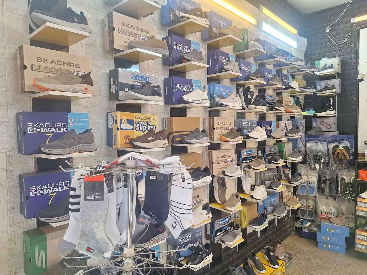 محل احذية للبيع مع كامل محتوياتة
العنوان كاظمية مدخل الطائين مجاور افران المرتضى 
الاتصال ***********
