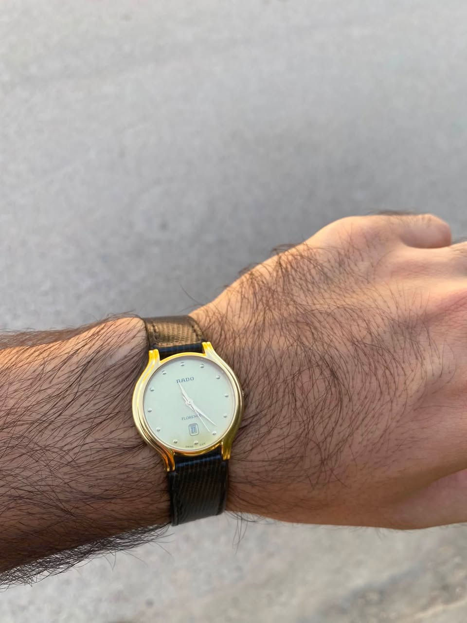 Made swiss 🇨🇭 || Rado Florence 

تحفة من ماركة رادو العريقة : إنتاج 1980s .
أصلي ( Orignal ) . 
مينا : ذهبي . 
كيس : طلاء ذهب . 
زجاج : زفير . 
نافذة: تاريخ يومي . 
السير : جلد طبيعي موقع Rado . 
القطر : 35mm . 
نظام التشغيل : كوارتز . 
الحالة : مُخزن 100% . 
مع العلبة الاصلية. 
للأستفسار مراسلة الخاص ✉️ .


**إذا كنت صاحب هذا الإعلان وتريد حذفه لأي سبب، رجاءا أرسل رسالة إلى الدعم الفني**