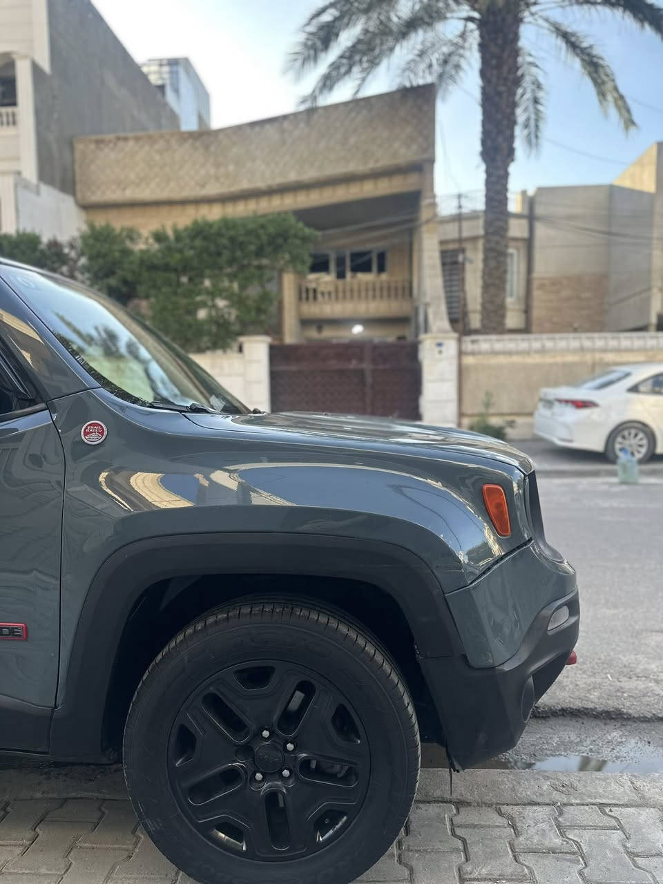 سلام عليكم ، جيب رينجيد 2018 ترال هوك اعلى فئة …. 
محرك 2400 المرغوب … كير 9 نمر .
قطعتين صبغ .. داخل احمر مطعّم وية السيارة ، محرك قبل 4 اشهر مبدلة جديد مال كصة والفيديوهات موجوده ، حادثها جاملغ وباب جهة السايق ، صدرها ممتاز محركها ممتاز كيرها ممتاز كهربائياتها شغالة كلها ، مواصفاتها معروفة .. 
كرسي كهرباء ، كامرة ، كراسي تدفئة ، شاشه اعطال ، وقياس ضغط الاطارات ، وبيها كلشي يحتاجه السايق ، مناقصها شي السيارة نظيفة شوفت عينكم … 
السعر 121 وبيها مجال .. 
مكاني بغداد الاعظمية / ***********
