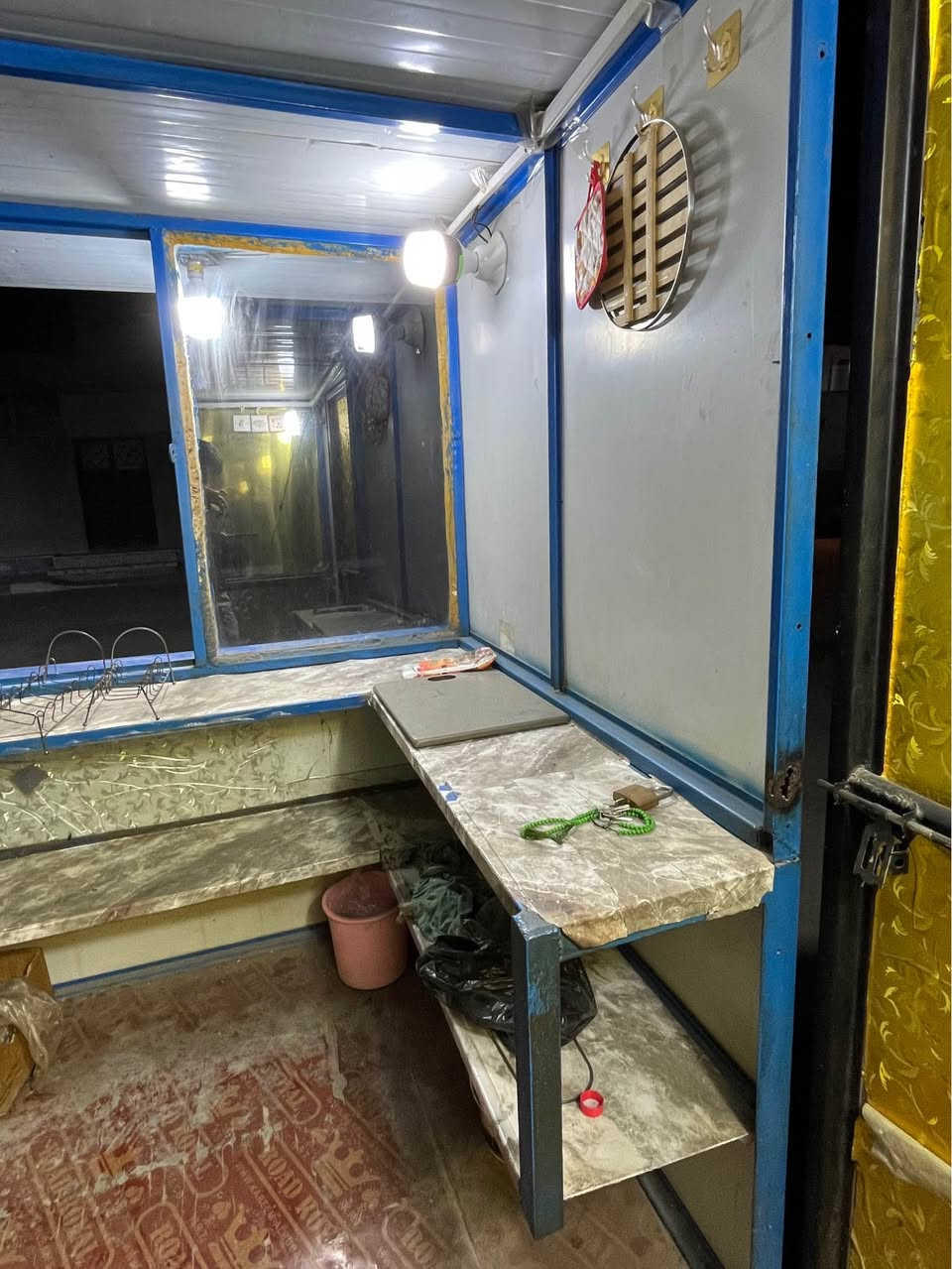 كشك ارتفاعه مترين وعرض مترين وعمق مترين ونص وياه بريمز مال تكلاه فلافل وبيه ساحبه وبيه رفين ارضيه خشب واجهيه جام ومغلف كابون الاصلي وياه مستلزمات مال فلافل سعره 600 وبيه مجال لمكان نهايه الشعله منطقه الدهله *********** بغداد, العراق
