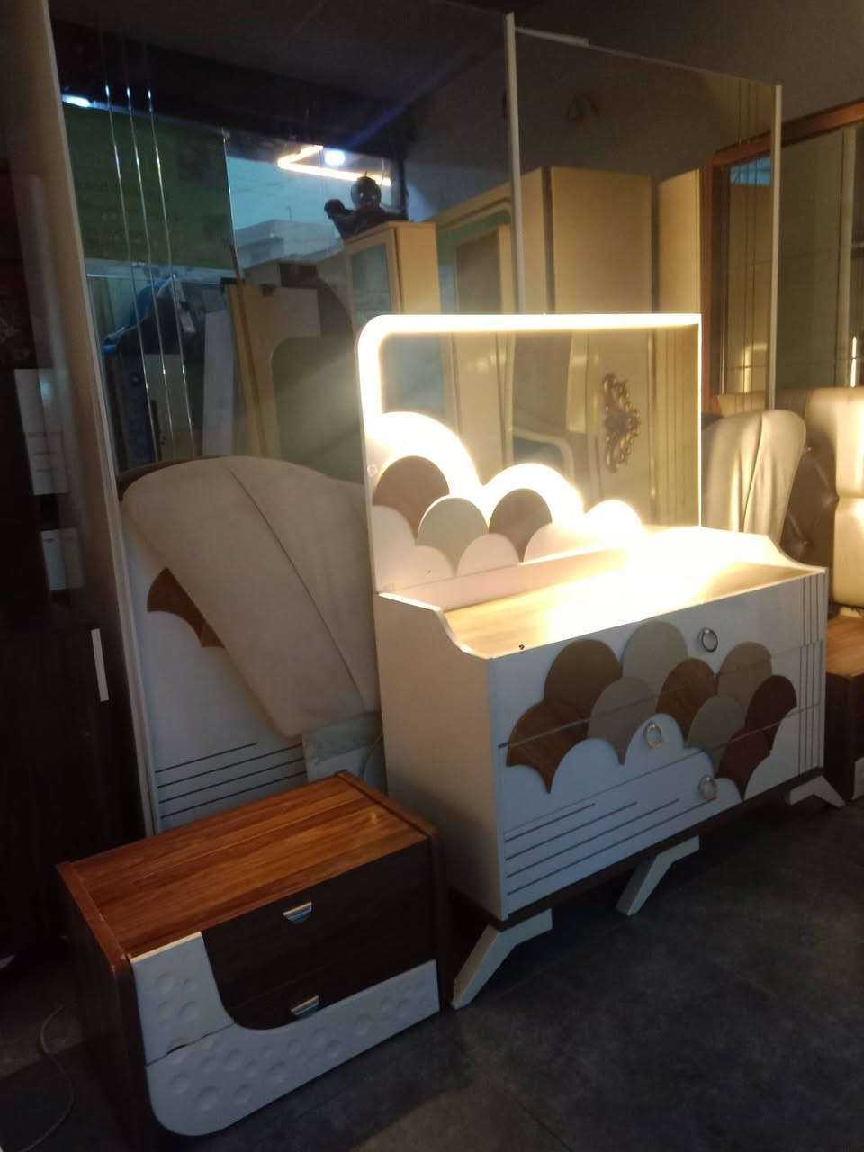 غرفة نوم للبيع مع شد ونقل ودوشك سعر 400 للتواصل ***********
