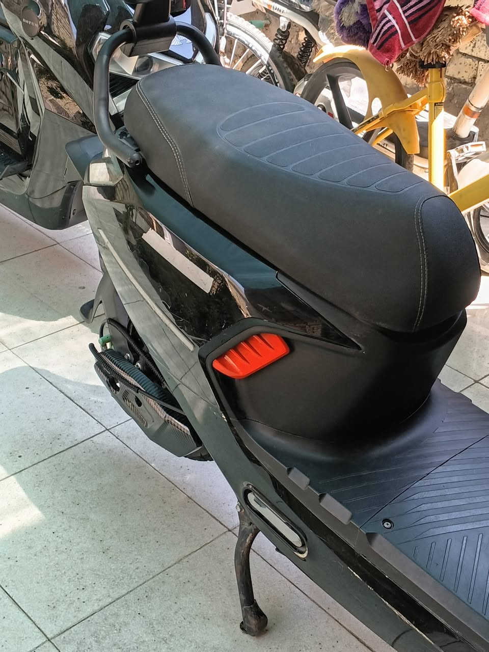 دراجة للبيع 
كراون G9 جاهزة وحلوة 
ملف 1500 w
بطاريات وينلي جديد 30 A يعني وين مايعجبك اطلع
 سماعات بلوتوث صوت واضح وعالي   . منفذ يو اس بي 
ثلاث سرع 1.2.3  +R
 بيها ملاحظات بسيطة بالكشر  ما ماثر على شكلها 
تايرات جدد قبضات وبريكات رياضي 
لدات جانبية ولدات خلفية وامامية 
لايت عالي ناصي سكن دبل اشارة 
السعر جدا مناسب 600 الف فقط والمجال جدا بسيط . 
العنوان بغداد الزعفرانية ***********
