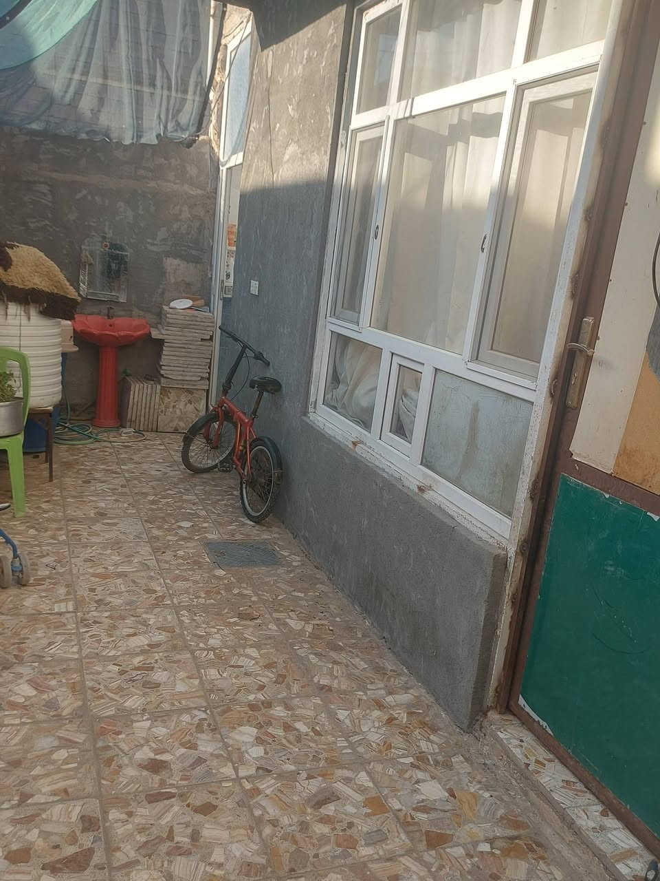 بيت لبيع  صابقين مساحته  ١٢٥ متر في  كربلاء الحسينيه مصطفى خان استقبال٥×٥ وصاله٥×٥  و٣ غرف٥×٥  ومطبخ ٣×٤  صحيات خارجيه وصحيات وداخليه سعره  ٩٠ ***********

