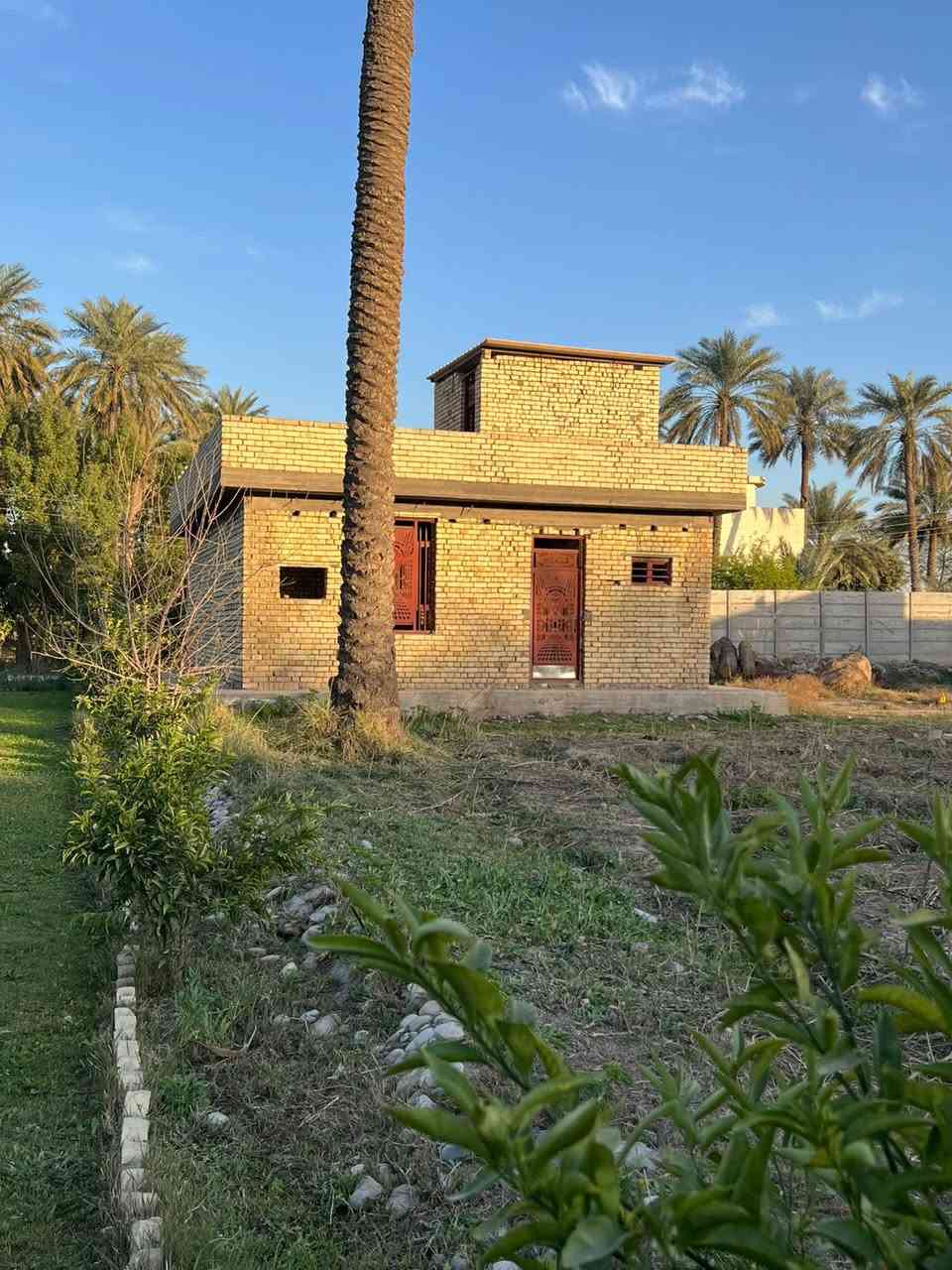 السلام عليكم دونمين طابو ملك صرف 
المدائن منطقه التويثه قرب شارع سيد علي 
يحتوي على بيت مساحه 350 متر 6 غرف نوم 
و هيكل نقص تشطيب مساحه 100 
يبعد 70 متر من السده خدمات كامله 
للاستفسار الاتصال ***********
