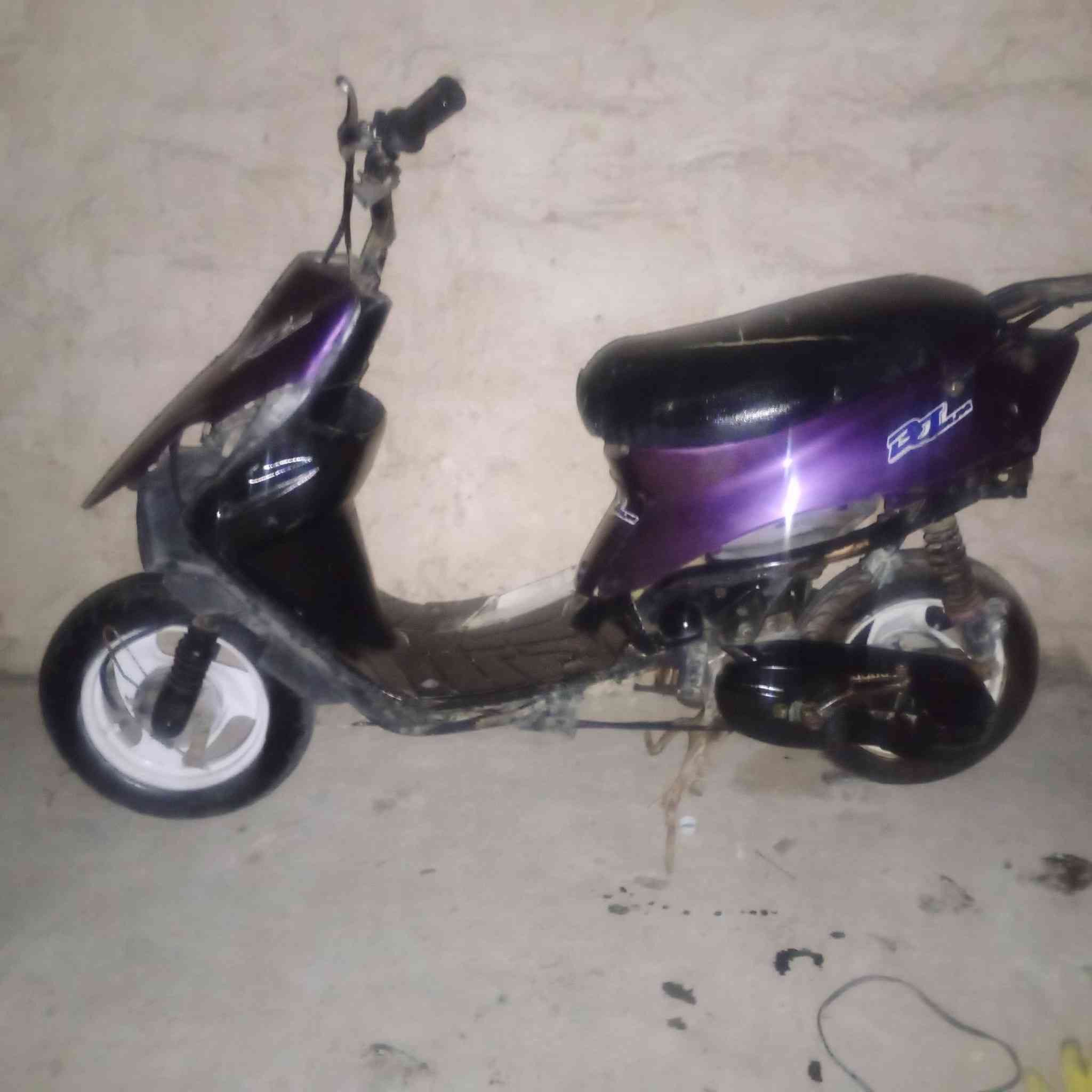 سلام عليكم 
أعاده نشر بسبب الوعود الكاذبه 
يعني إذا ما تشتري ليش تخابر وتكوال الي وتحلف ميت يمين ونوب تغلس إذا ما تشتري لا تراسل 
يماهي 9زروف للبيع وياها كفرات لونين بنفسجي واسود ودبل رياضي ودبل بلادي عوزها بس وير سكليتر 

وبل واقع انضف من صور 
سعر 160
وبيها مجال قليل 
تواصل ***********
