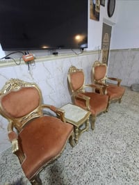 📢 للبيع – فرصة مميزة 🔹 عدد 3 قنفات بحالة جيدة 🔹 وياهم طبلة تقديم أنيقة...