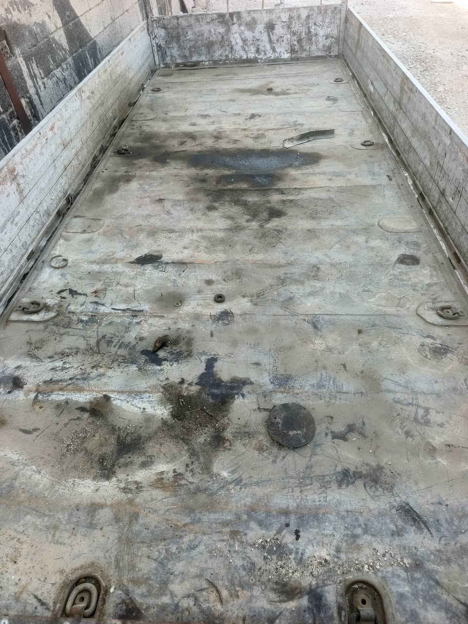 سلام عليكم بدي للبيع مال هينو كرين بلادي طول 560والعرض 220كاعيه حديد جنل حديد اي خشبه مابي كاعيه ثخينه وسبايدراته موجوده للشراي مناسب بي خير ويدلال للتواصل  ***********
