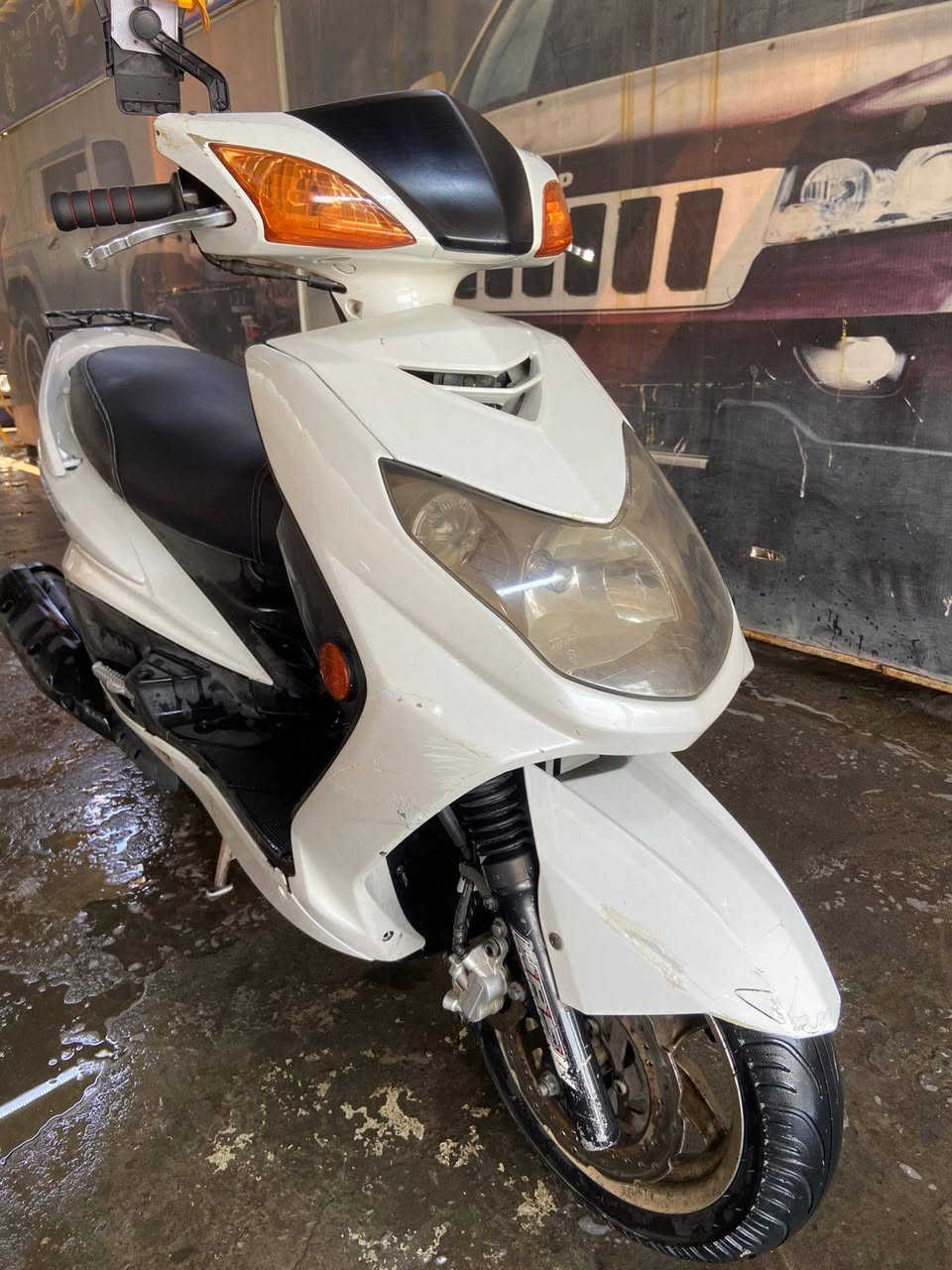 ياماها سكنس فحل 140 - مكينة زيرو ومنفيس كامل بس المنفيس الأصلي ضاع عندي بس الاستنساخ 
​التفاصيل:
للبيع دراجة سكنس فحل (ياماها 140)، الدراجة مال جناي وخير من الله.
​المكينة: نظيفة جداً وفوك ما تتصور، ناعمة وصوتها يطرب، لا مفتوحة ولا ملعوب بيها، وشلعتهة تكسر الظهر.
​الأوراق: منفيس كامل وأصولية، يعني تشتري وأنت مطمن.
​البدن (الكفرات): نظيفة جداً، بس اكو شخوط بسيطة وكسر ببعض الأماكن لا يذكر ولا يعيب الدراجة، والي يجي يشوف يحكم.
​الكهربائيات: كلها شغالة وما بيها أي نقص.
​السعر: [950 الف] وقابل للتفاوض  للطيبين.
المكان: بغداد - [البلديات ]
​للاستفسار: [***********]
