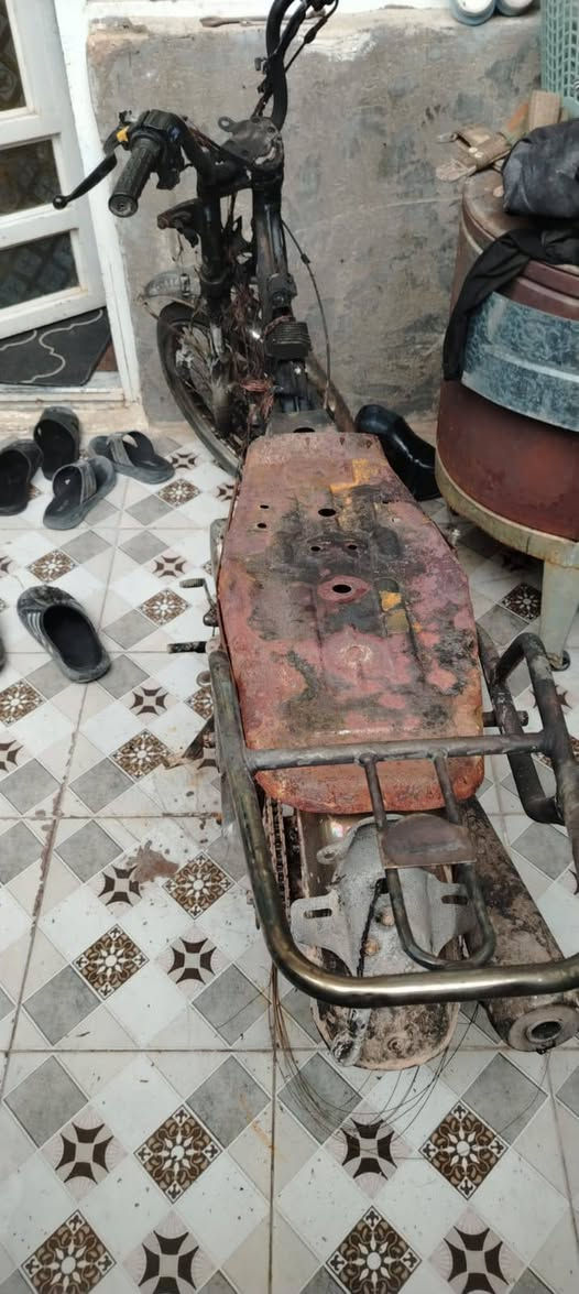 السلام عليكم دراجه للبيع على هاي وضعيه حتركت ومالحكت عليه مديل 2023 محرك مابي شي مامفتوح شاصي اصولي اوراقه كامله وكيله بالخان دراجه لا مضوربه ولا كلشي بيه شاصي مابي شي محرك وياله دبلات مابيهن شي مكاني نجف نداء رقم ***********
