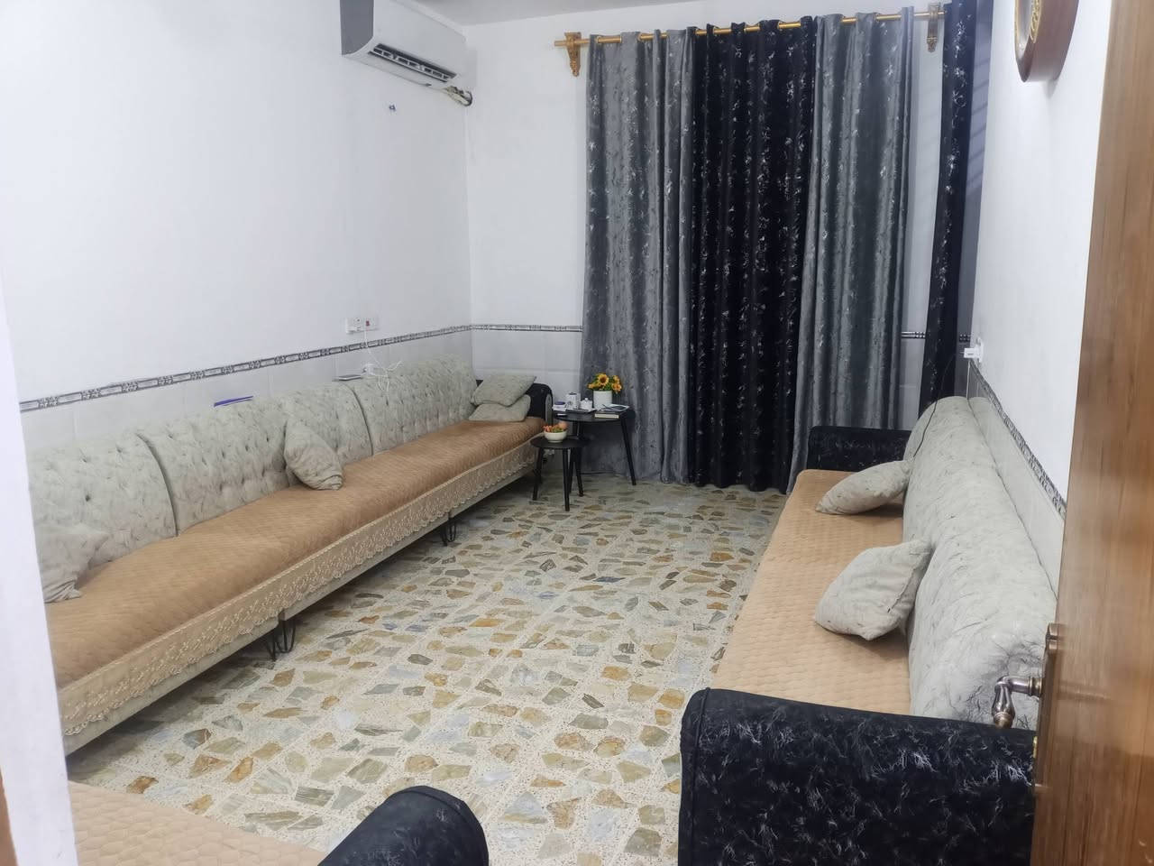 يا الله السلام عليكم ورحمه الله
بيت طابو ملك صرف مساحه 140م بناء حديث 2025 واجه 8نزال 18 طابق واحد بناء طابوق درجه اولى يتكون من غرفتين نوم +صحيات داخليه صاله كبيره مناور 2 استقبال مطبخ كبير صحيات خارجيه+طرمه العنوان المدائن سلمان باك باني روما قرب جامع الفرقان خامس بيت ع شارع العام الاستفسار ع السعر والتواصل ع الرقم ***********
