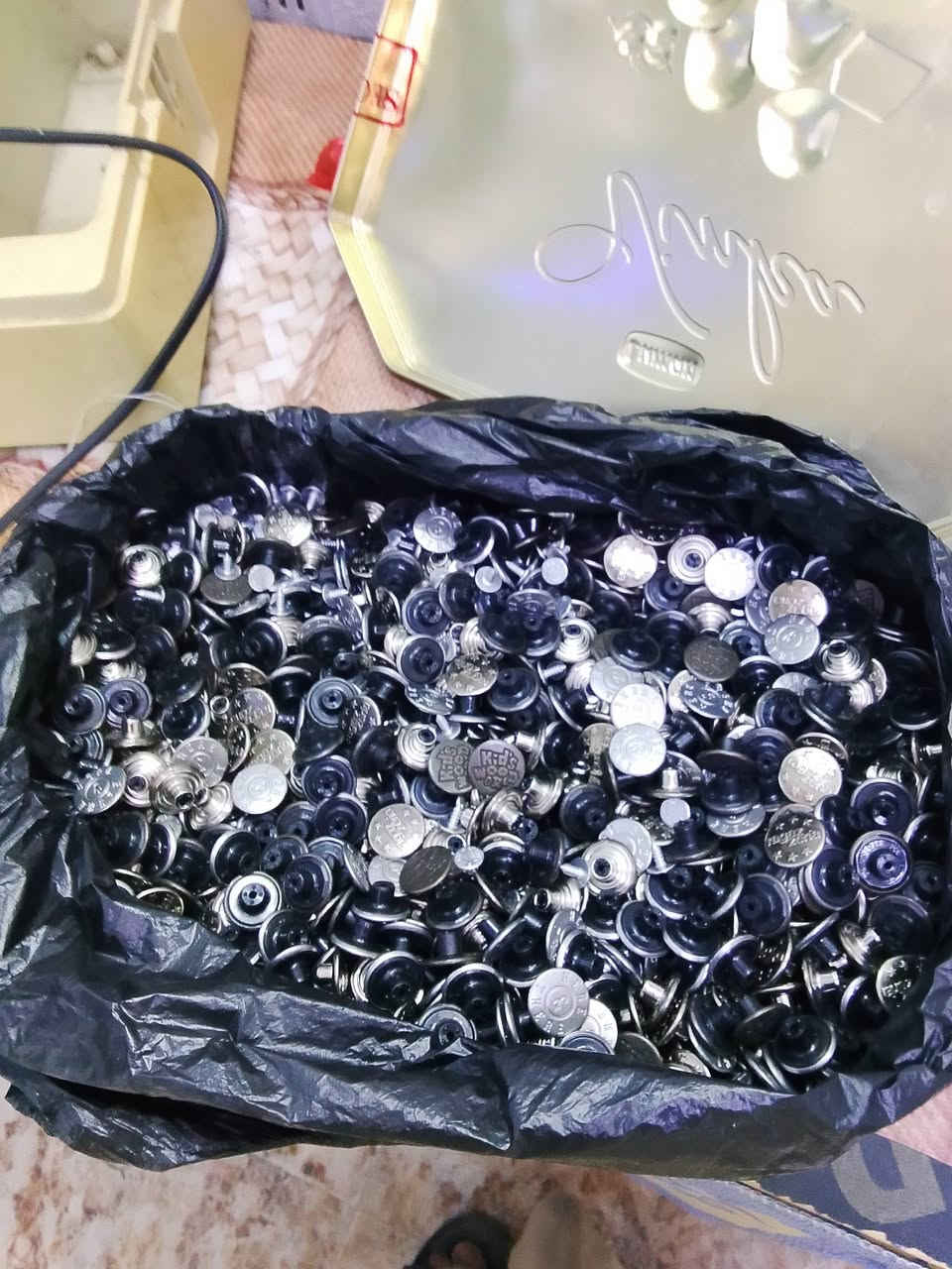 قوبجات ستيل ايطالي غير مستعمل
بحدود 1300قوبجة 3 نقشات مختلفة 
نبيع الكل دفعة واحدة او مجموعات..
سهلة التركيب تصلح للكاوبوي للتنورات
للصداري للحمالات...للستائر
التواصل عالرقم ***********
الاتفاق عالسعر حسب الطلب..
غير متواجد عالانترنت....
