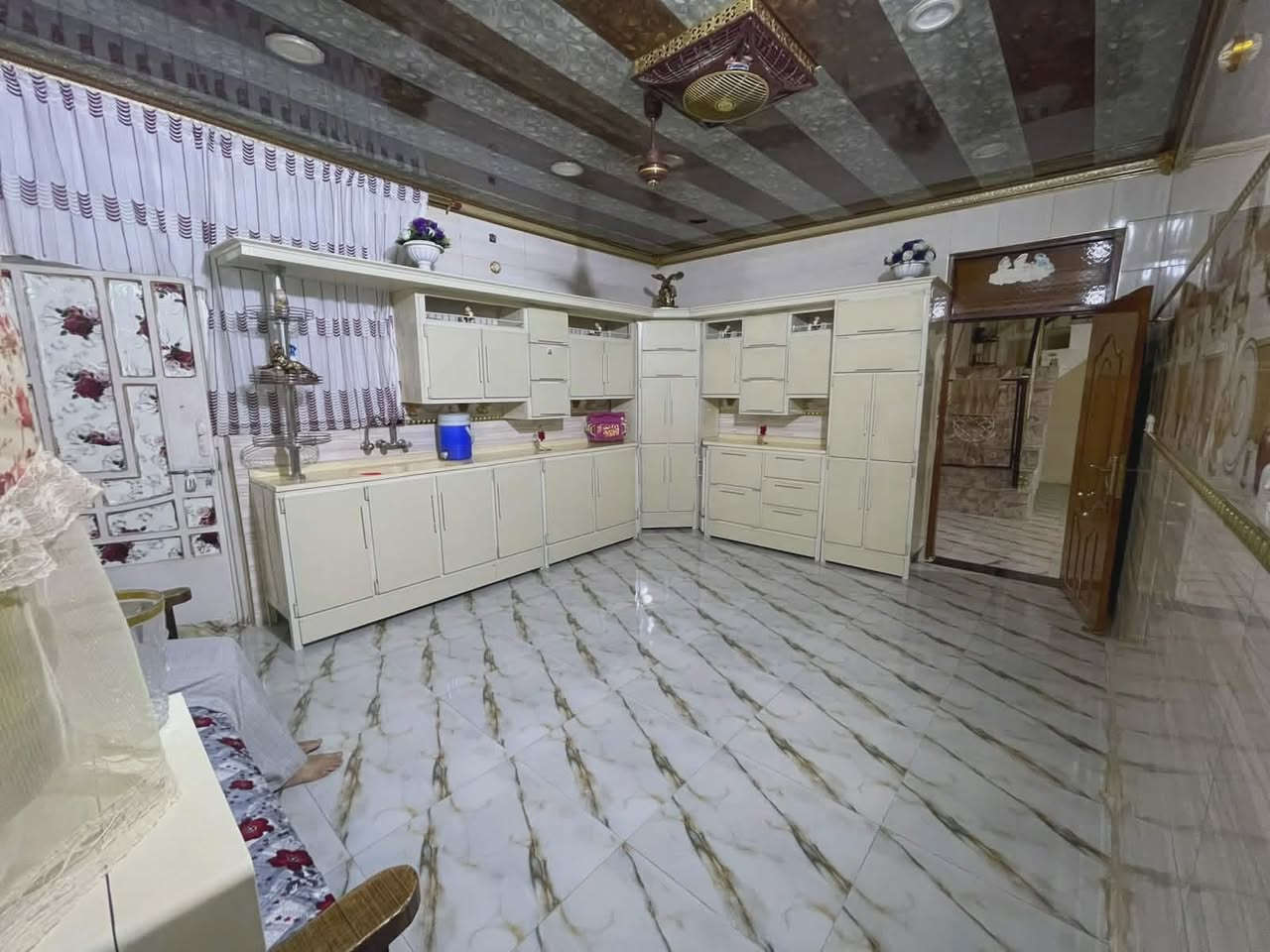 بيت للبيع المساحة٣٠٠
يحتوي ع غرفة عدد٢
وصالة
إستقبال
مطبخ داخلي و خارجي
صحيات عدد٢
هول
گليدور للاستفسار الأتصال ع ألرقم ***********
