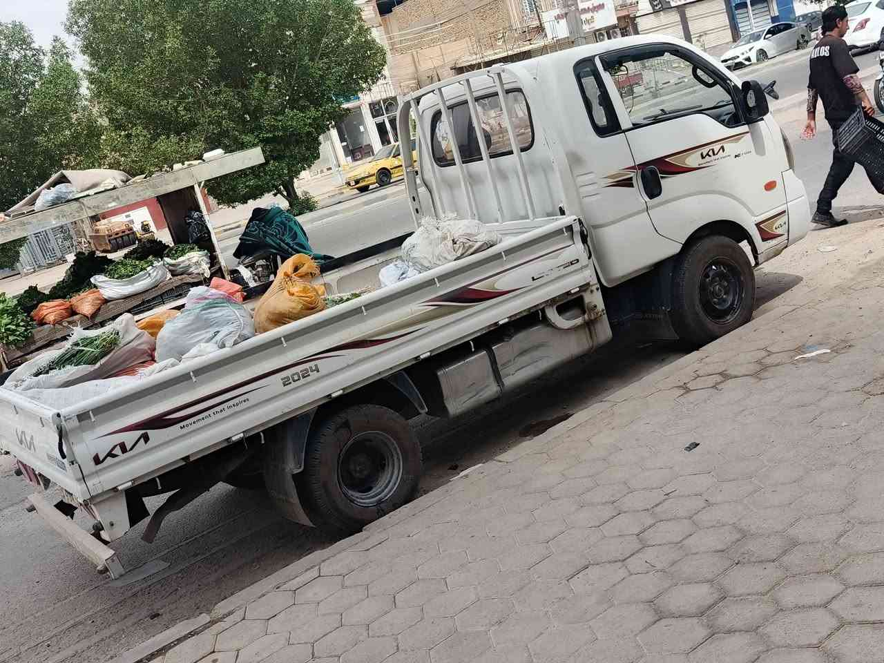سلام عليكم للبيع كيه موديل ١٨ السياره جديد بمعنى الكلمه مكينه وكير وحداديه وتخم تاير جديد وكشر السياره متومه رقم اربيل نكليزي سياره بس وكاله سنويه جديد حصه كاز كل المحافظات شراي ينتصل على الرقم *********** فقط انتصال مكاني نجف
