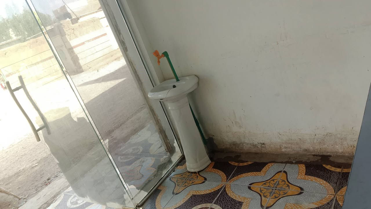 السلام عليكم ورحمه الله وبركاته 
محل كافتريا للبيع المكان ناحية الوحدة مقابل مركز صحي مجاور افران واسواق بيت الشيخ المحل جاهز السعر والاستفسار ع الخاص او الاتصال على الرقم ***********
