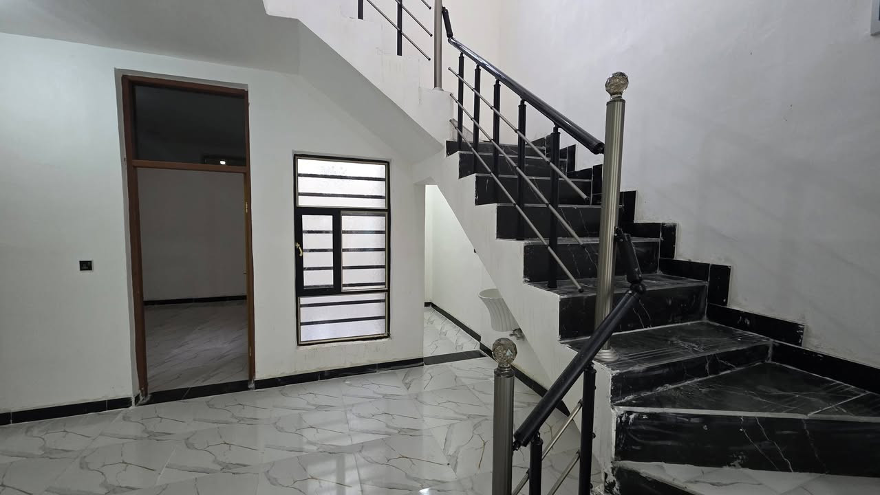 بيت للبيع مساحه 100م ركن مربع البناء طابوك يحتوي على غرفه وصاله ومطبخ واستقبال عنوان كوت حي الحكيم شارع حي الوائلي السعر 45 وبي مجال الاستفسار *********** *********** مراجعه مكتب دلاليه احمد السعيدي قرب حسينيه بيت خليفه
