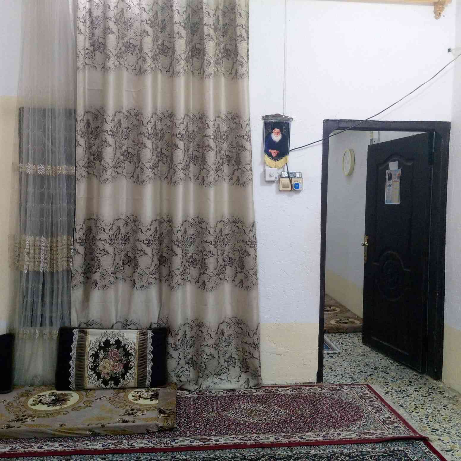 سلام عليكم دار للبيع المساحه 90 متر يحتوي على غرفه وصاله وتخاريج  نجف حي الثوره السعر 16 وبي جمال للاستفسار  تصال على  الرقم ***********
