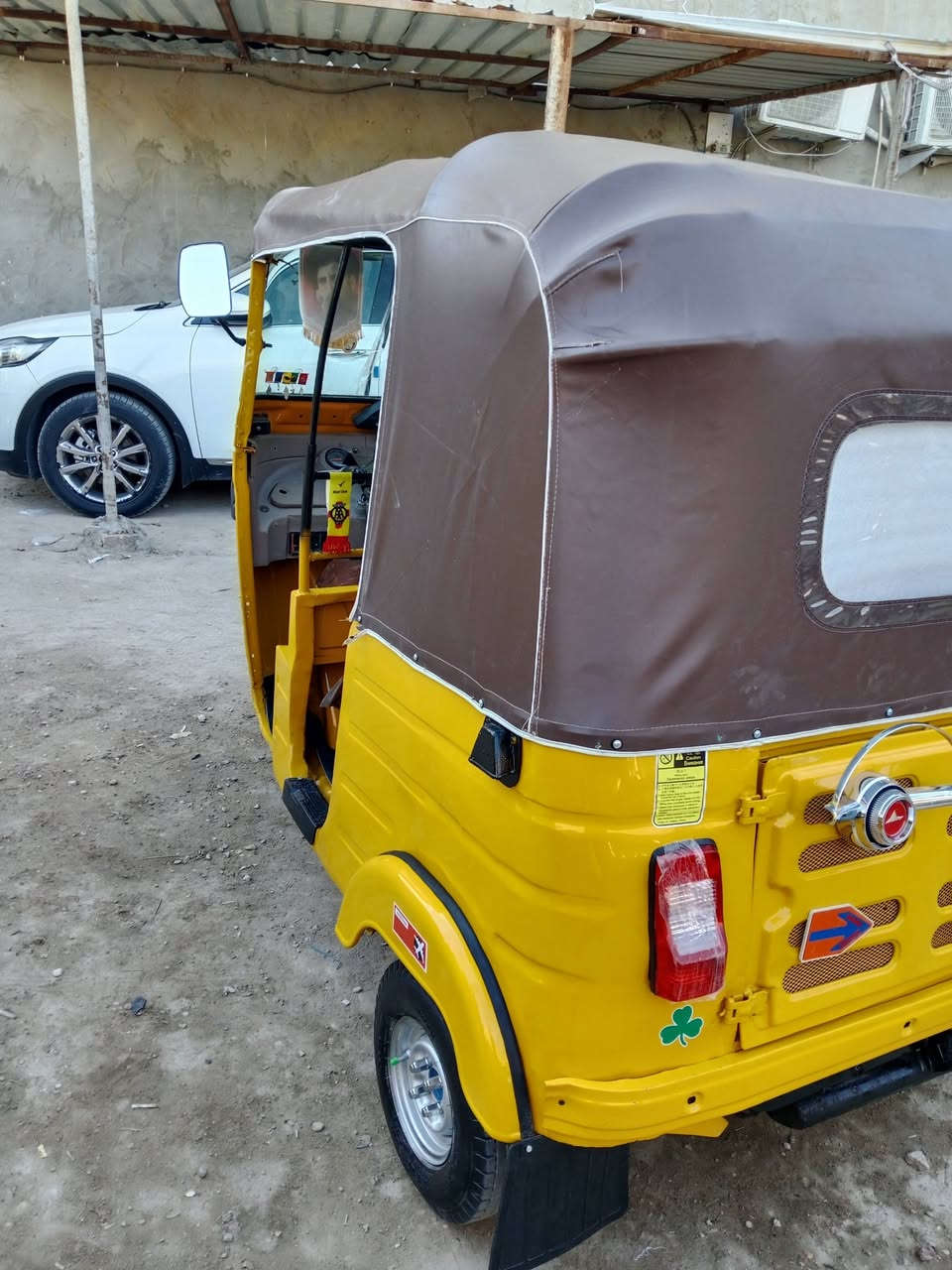 من رخصة الادمن 
السلام عليكم.    تكتك 20شهر 12
رقم وسنوية بسمي امداور ثاني يوم  كهربائيات كلهه جديد تخم تاير جديد جادر جديد  كماليتة كلهة جديدة التكتك حلوة ونضيفة 
شاد مكينة 22 شرط مامفتوح برغي بي مامفتوحة 
مصبوغة صبغ عام لجمالية بيهة طخة فقط يم البكلايت 
السعر 6/100بيهه مجال شي قليل هاي مال جناي 
مكان كربلاء حي العسكري 
الاتصال بالرقم***********
