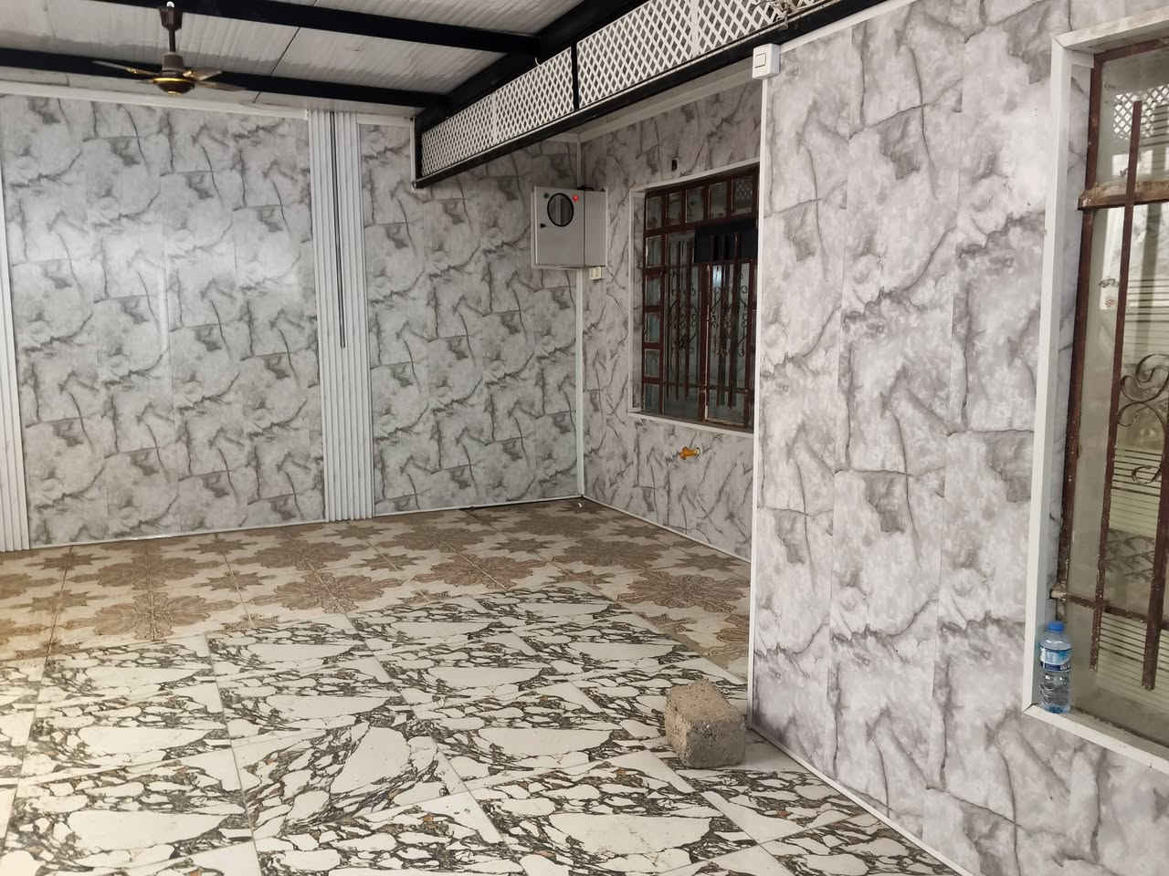 دار مساحة ١٠٠ متر ركن واجهة ٨ عمق ١٢ ونص كارت بلدية في مجمع الانصار اول بيت قرب الملعب قريب برطلة جدا يرهم لعائلة صغيرة يتكون من غرفة نوم صغيرة وهول كبير واستقبال ومشتملات وكراج يتسع سيارة ماء وكهرباء وشارع صبة يرهم مراوس مع سيارة حديثة 
للا استفسار
***********
