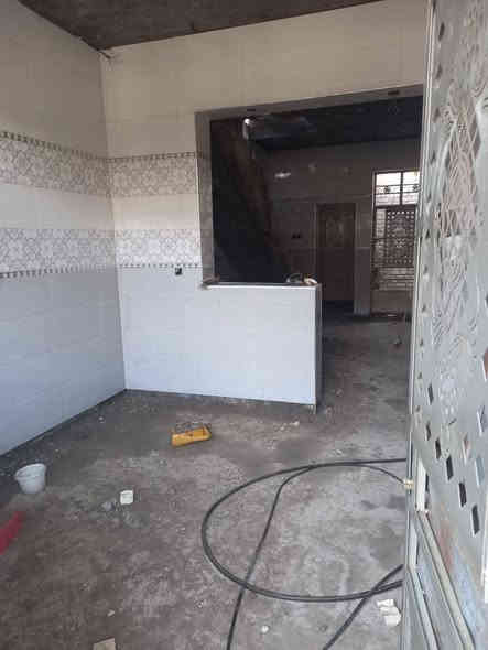 سلام عليكم عندي بيت رئس شارع العبيد  عشرين مساحة ١٠٠متر مربع  تبليط الماء والكهرباء  سعر٥٨ بها مجال ***********
