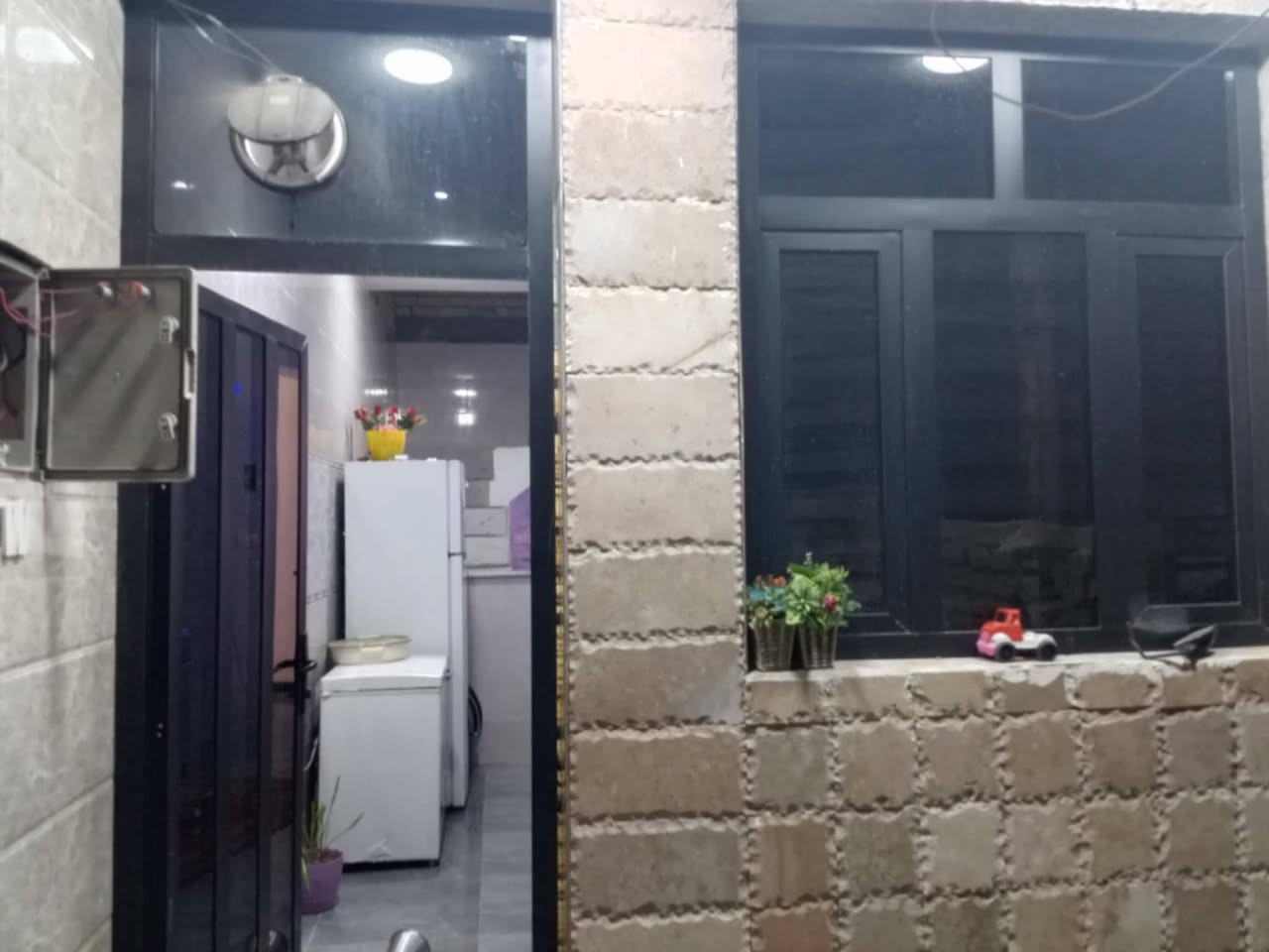 السلام عليكم 80متر الوجهة 7الى ربع وانزال 12وربع بناء حديث يتكون من طابق واحد جاهز بي استقبال ومطبخ وحمام وغرفة نوم والثاني هيكل يتكون من غرف نوم بيتونه وخدمات وسطح المكان البياع الشرطة الخامسه قريب من مدرسة الماجدات شارع رايسي مو فرع للتصال ***********
