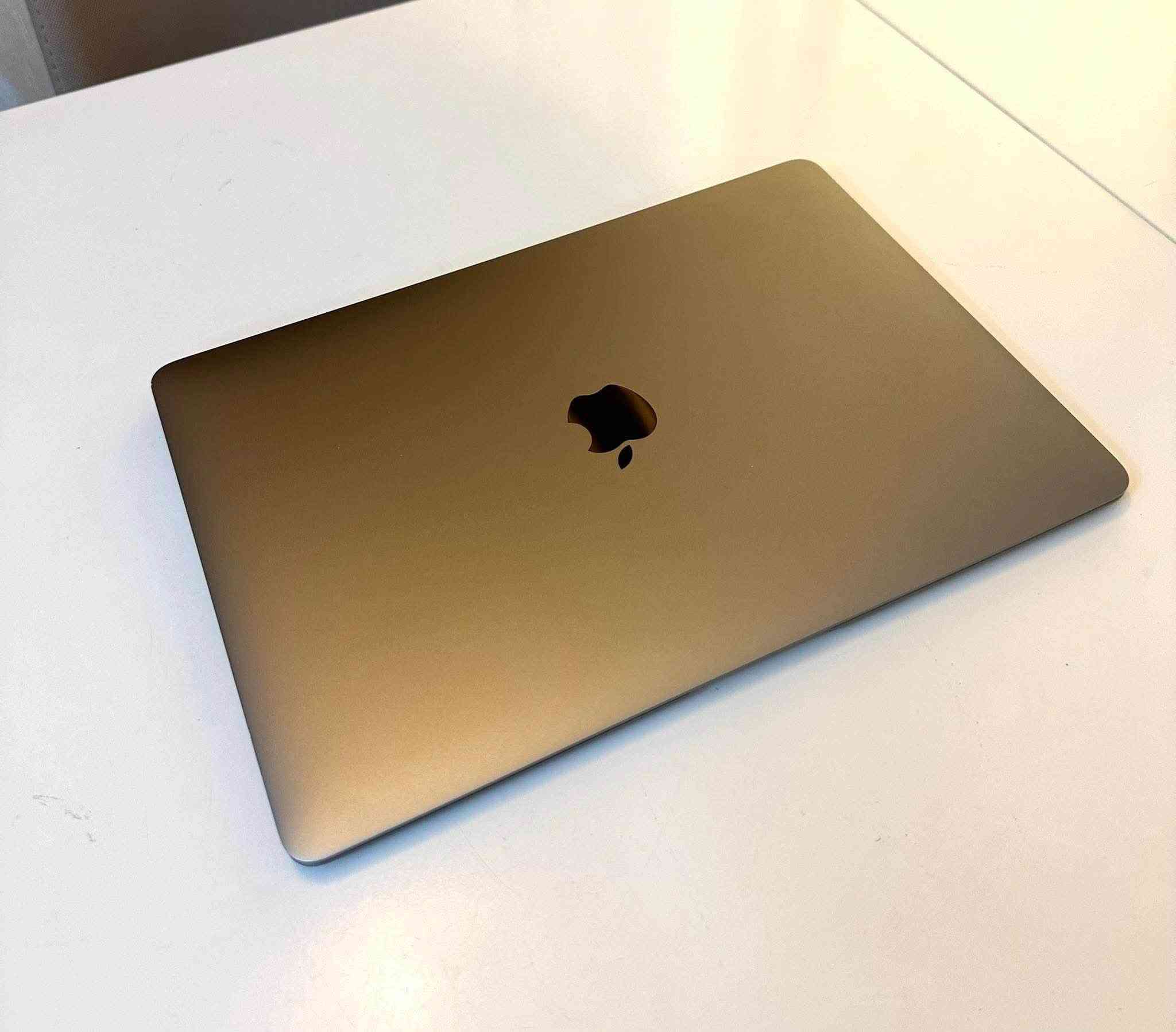 MacBook AIR "13" (2019)
Process : Core i5

Ram : 8 GB 2133MHz

Hard : 128 GB Flash storage SSD

Graphic: Intel UHD Graphics 617

Version: Late 2019

Screen: Retina screen 

Features: Touch ID

Ports : 2 port type-C

Keyboards: Arabic

Color: space gray 

Battery: 262 cycle count

 + HUB + leather bag
السعر ٦٥٠ الف


**إذا كنت صاحب هذا الإعلان وتريد حذفه لأي سبب، رجاءا أرسل رسالة إلى الدعم الفني**