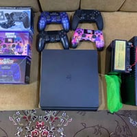 شباب بلي ٤ مع اربع جوستكات ٢ تجاريات وحدة اصلية مال الجهاز والرابعة اح...