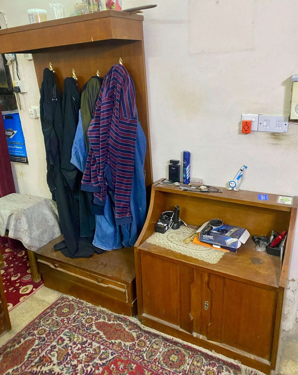 للبيع غرفة نوم صاج عراقي الصنع صاج وجه وداخل 
الارفة نظيفة جدا من الصاج تسمى ام القامات الصاج تحتوي على سرير نفرين ٢ متر في١٩٠ متر مع كومدي راس عدد٢ كومدي احذيه عدد١ تعلاكة ملابس ميز مراية  الكنتور ست ابواب داخل والخارج صاج  مع طبله صوميه
تتكون من ثمانية قطع الغرفة
بغداد شهداء السيدية 
للتواصل على *********** واتساب بغداد, العراق
