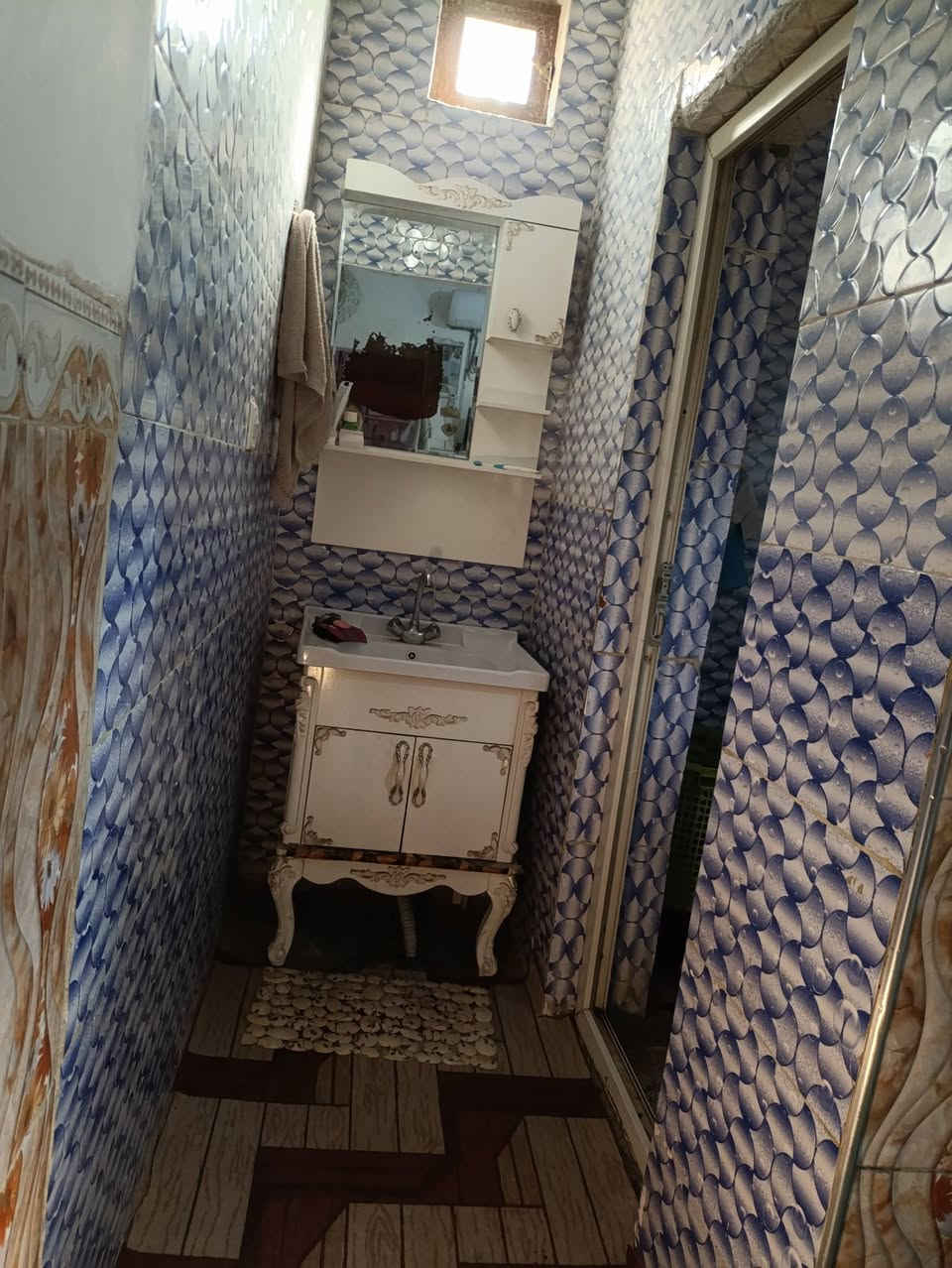 بيت 150متر ركن ع شارعين طابو زراعي مشمول ب التطويب  سند 25  كافة الخدمات متوفرة ماء كهرباء باب البيت البناء اساس صب بناء بلوك سقف عكادة. يتكون من 3غرف نوم وصالة ومطبخ واستقبال وطارمة جبيرة يبعد عن الشارع تقريبا 100متر عنوان كوفة شارع معمل قرب جامع الخزاعل خلف مستوصف علي الرماحي   للاستفسار اتصال.السعر 45ويرهم اقصاد ايضا
***********

***********
