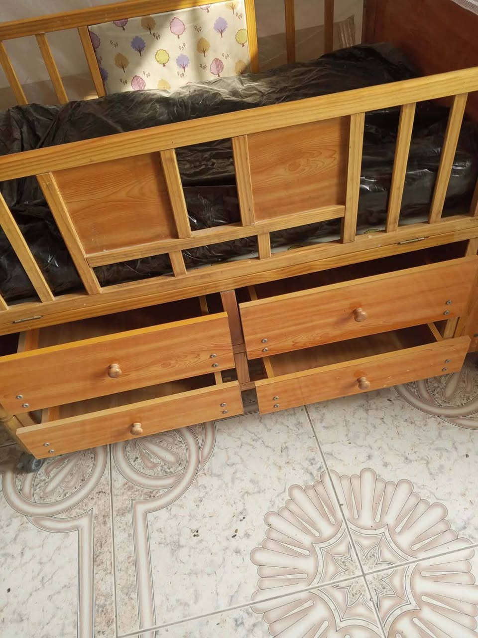 متاح كاروك للبيع مع الدوشك نضيف السعر 100 وبي مجال للتواصل علا الرقم ***********
