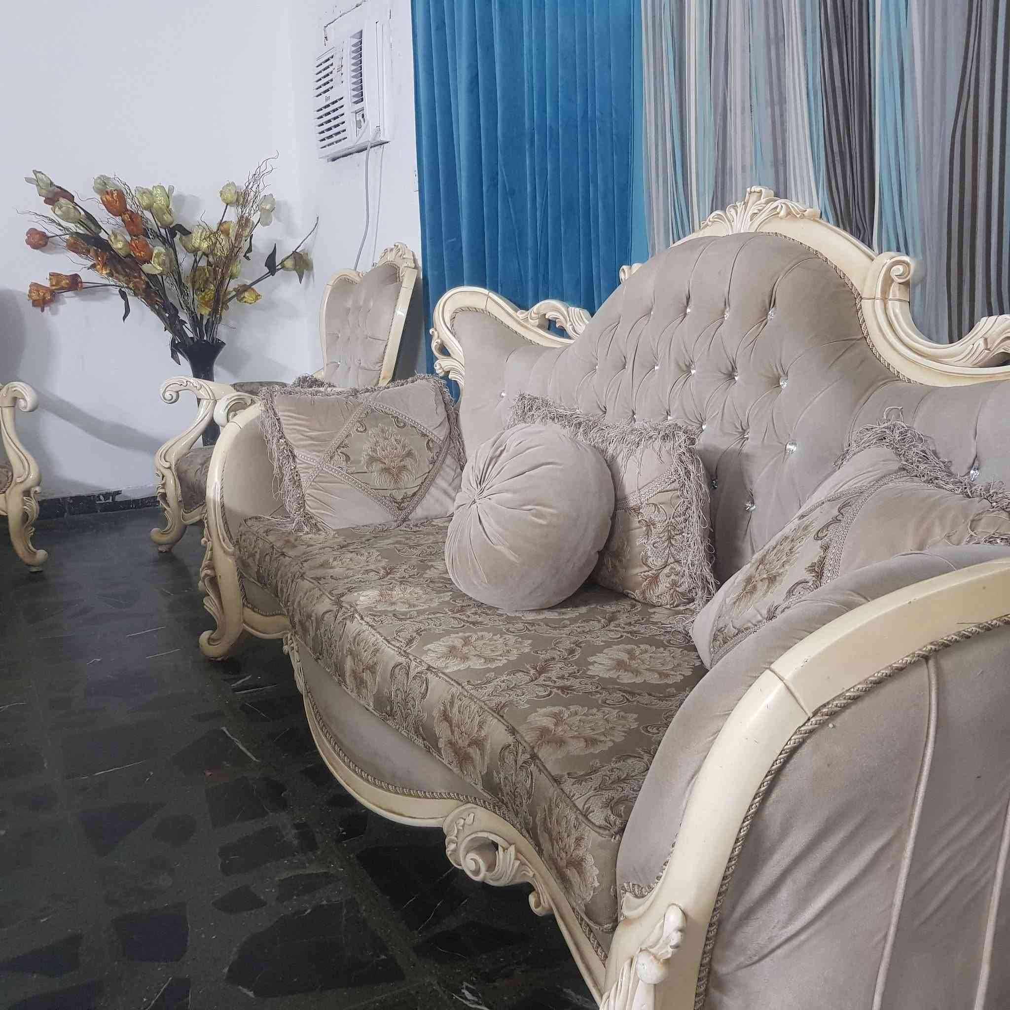 تخم عشر مقاعد مع طبله وسطيه مع ميز طعام و٦ كراسي   سيت كامل للبيع


**إذا كنت صاحب هذا الإعلان وتريد حذفه لأي سبب، رجاءا أرسل رسالة إلى الدعم الفني**