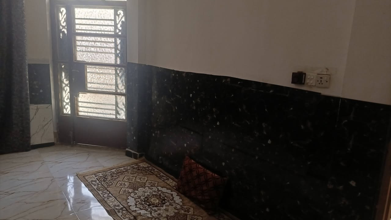 سلام عليكم بيت لبيع البلديات الظباط الثانيه 
قرب معجنات لبنان 
المساحه 100متر 
طابقين 
يحتوي ستقبال+صاله+مطبخ +مطبخ +غرفت نوم 
الطابق ثاني +غرفتين نوم+ صاله + بيتونه وصطحين 
استفسار رقم ***********
