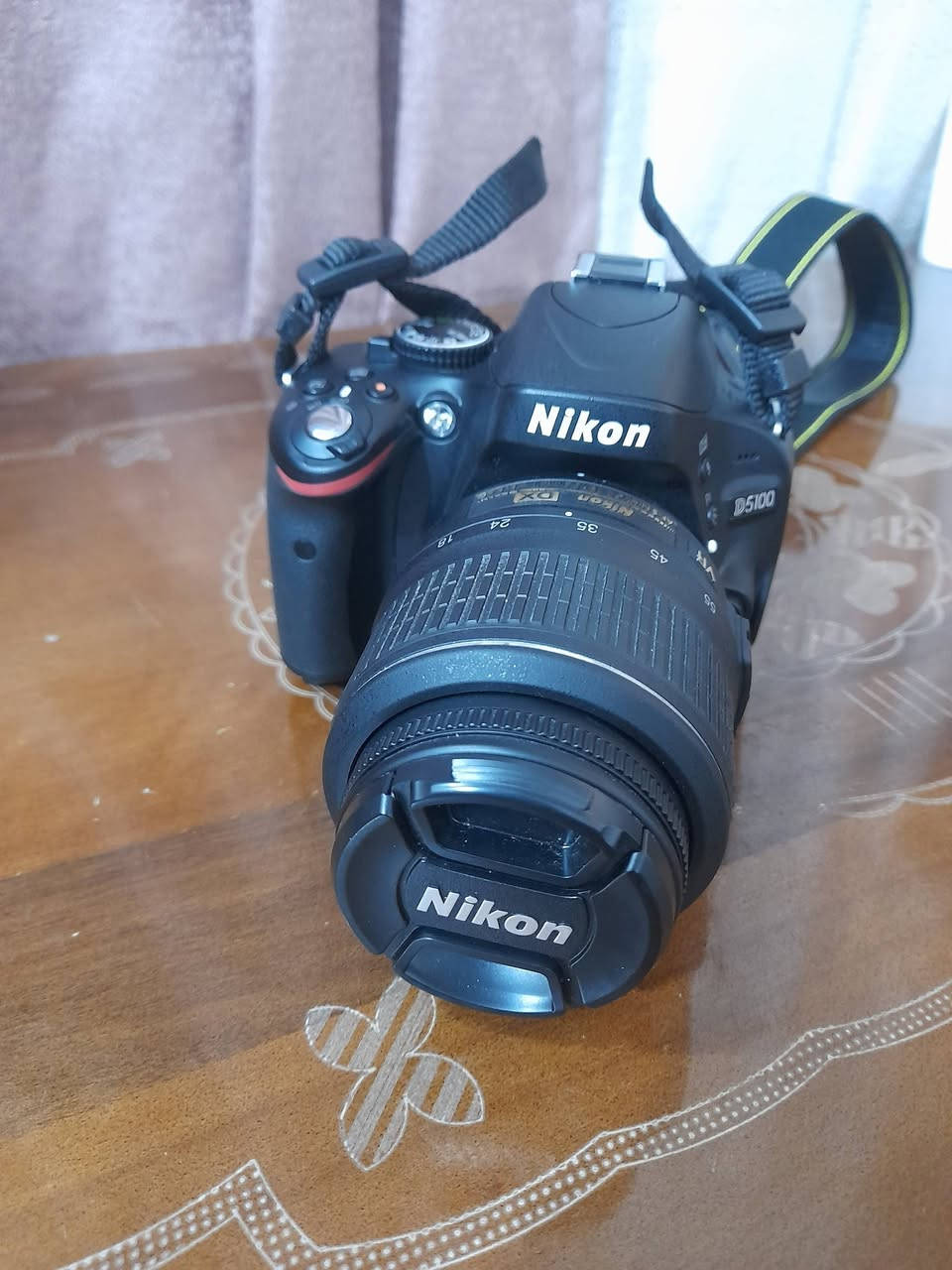 كاميرا نيكون Nikon 5100D 
شتر قليللل جدا يعني استخدام قليل بشكل مقارب للجديد نظافة 99% اذا مو 100% اصلاً 

- دقة 16.2 ميغابكسل.
- مستشعر CMOS بحجم APS-C (DX).
- تصوير فيديو Full HD 1080p.
- شاشة متحركة قياس 3 إنج.
- نظام تركيز تلقائي بـ 11 نقطة.
- تصوير متتابع بسرعة 4 صور بالثانية.
- حساسية ISO من 100 إلى 6400 (قابلة للتوسيع إلى 25600).
- تدعم التصوير بصيغتي JPEG و RAW.
- فلاش داخلي مدمج.
- مدخل مايكروفون خارجي.
- تدعم بطاقات SD / SDHC / SDXC.
-  وياها العدسة الأصلية 18-55 .
وياهه كل الملحقات الجنطة والحزام والبطارية والشحن الاصليات مال شركة نفسهه وحته عقد شراء من الشركة نفسها عندي 
سعرهه 525 وبيها مجال للجاد متواجد واتساب فقط *********** لحك عليها قبل الزيارة الاربعينية

الكاميرا مناسبة للتصوير الفوتوغرافي وتصوير الفيديو . الكاميرا جوكر حرفياً تفيد المحترف تفيد المبدئ وتشتغل وياك فيديو وصور بدقة خرافية.
