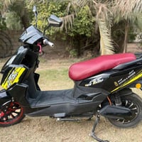 للبيع سكنس 2025 مواصفات دراجه   ملف 2000  بطاريات 6 كبار مصطره جديدات ...