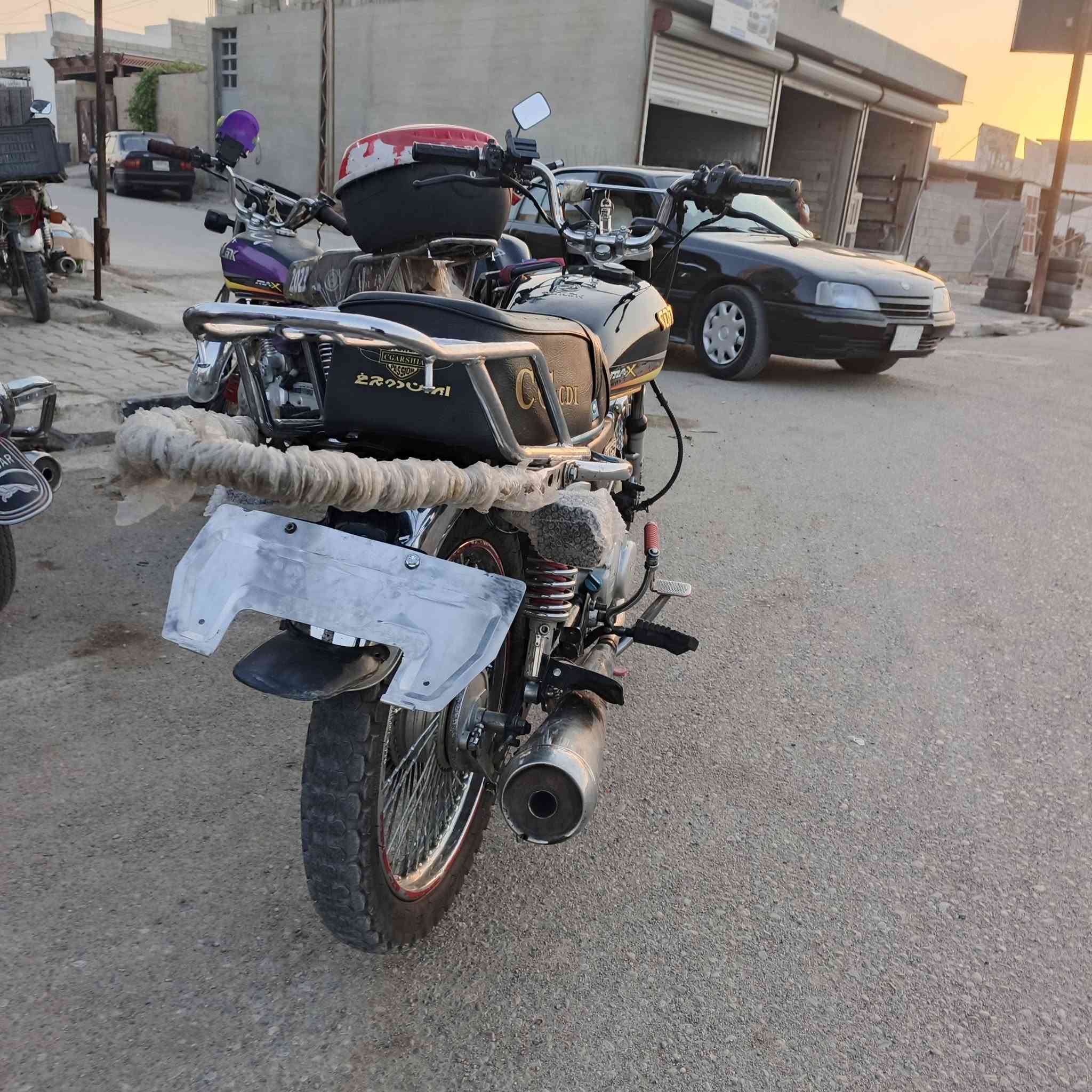 سلام عليكم دراجه سونليك اصلي ساخت ايران موديل 2023 محرك شرط سرعه معدل وفصله دراجه خير من الله بس عايزه دشبول ولايت نكرت هندر سعر 475 وبيه مجال حك الجيه ***********
