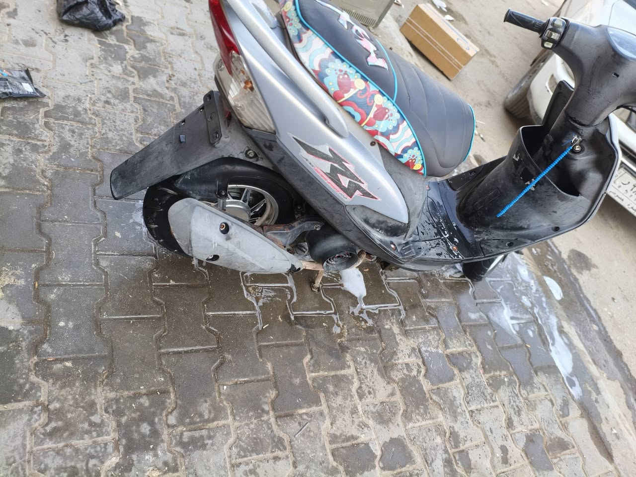 سلام عليكم 
ماكس عدله مال حاويه
الدراجه كلشي بيها بلادي بس اليوايله مبدله
الدرجه مختمه ختم واحد ويه المكينه ماكو اي فرق 
شلعه ومعدل ما مفتوحه بوشه بلادي بيها لايت زنون عالي ناصي 
مكان
بصره حيانيه شارع التئميم
سعر مليون و100وبيها مجال
***********
